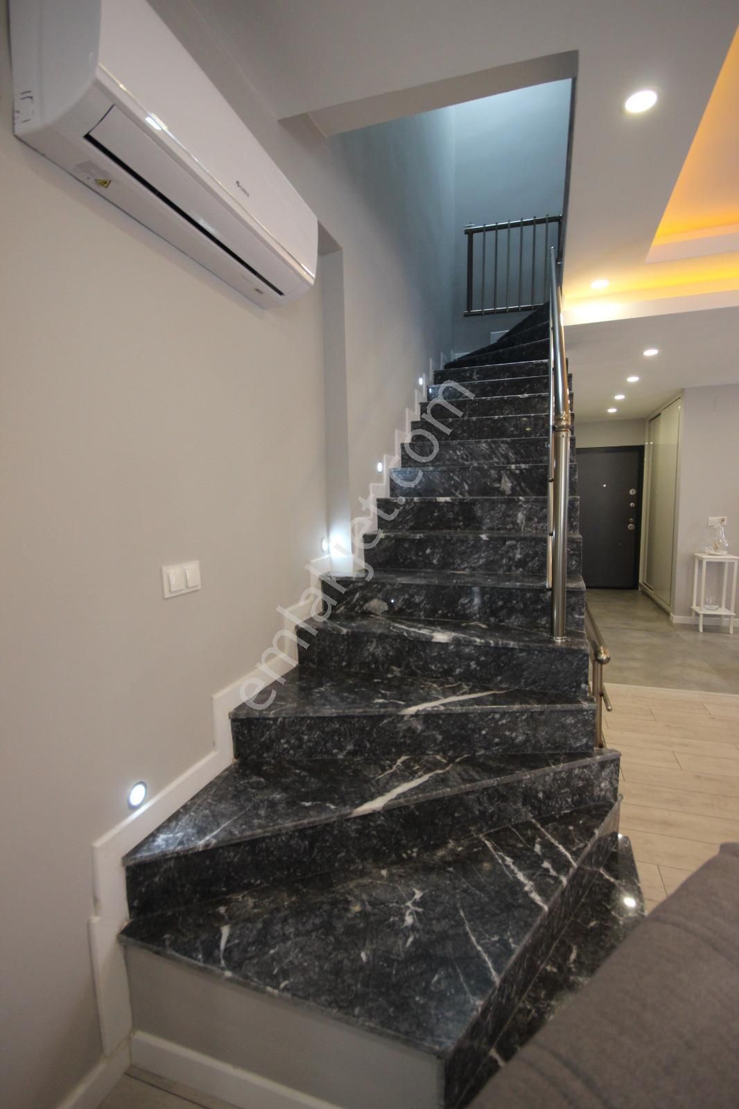 Stop’tan Yeşil Üzümlüde Doğa İle İç İçe 5+1 Lüks Villa - Görsel 16