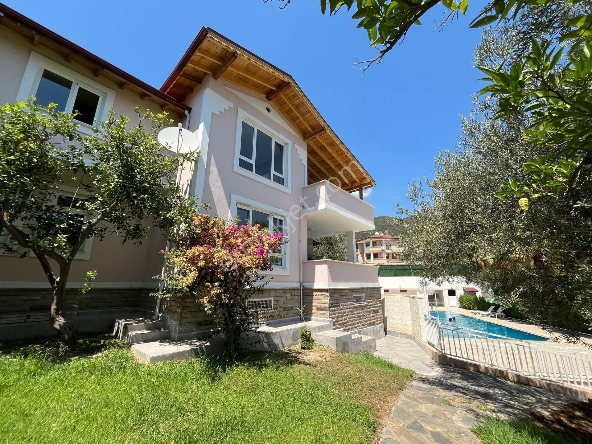 Altınoluk Kazdağlarına Yaslanmış Havuzlu Bahçeli Kaloriferli Sitede Masrafsız 3+2 Villa