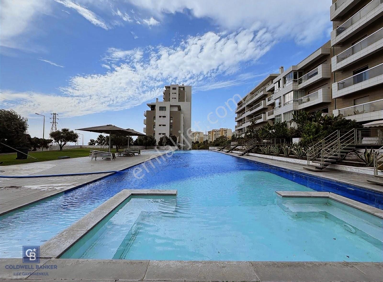 Varyant Karşıyaka'da Deniz Ve Havuz Manzaralı 3+1 Satılık Daire