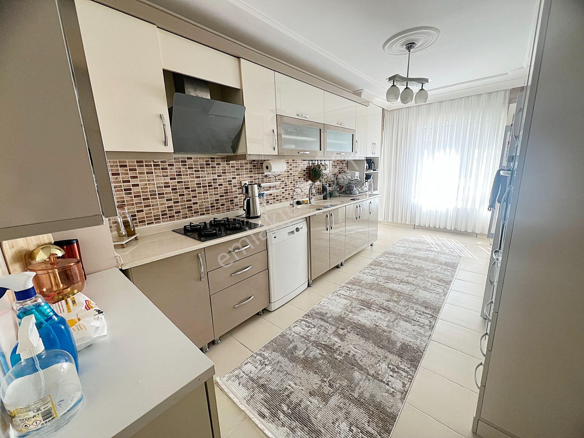 Kaletepede Ünsal Cad Yakını Ful Yapılı Merkezi Isıtma Geniş 3+1