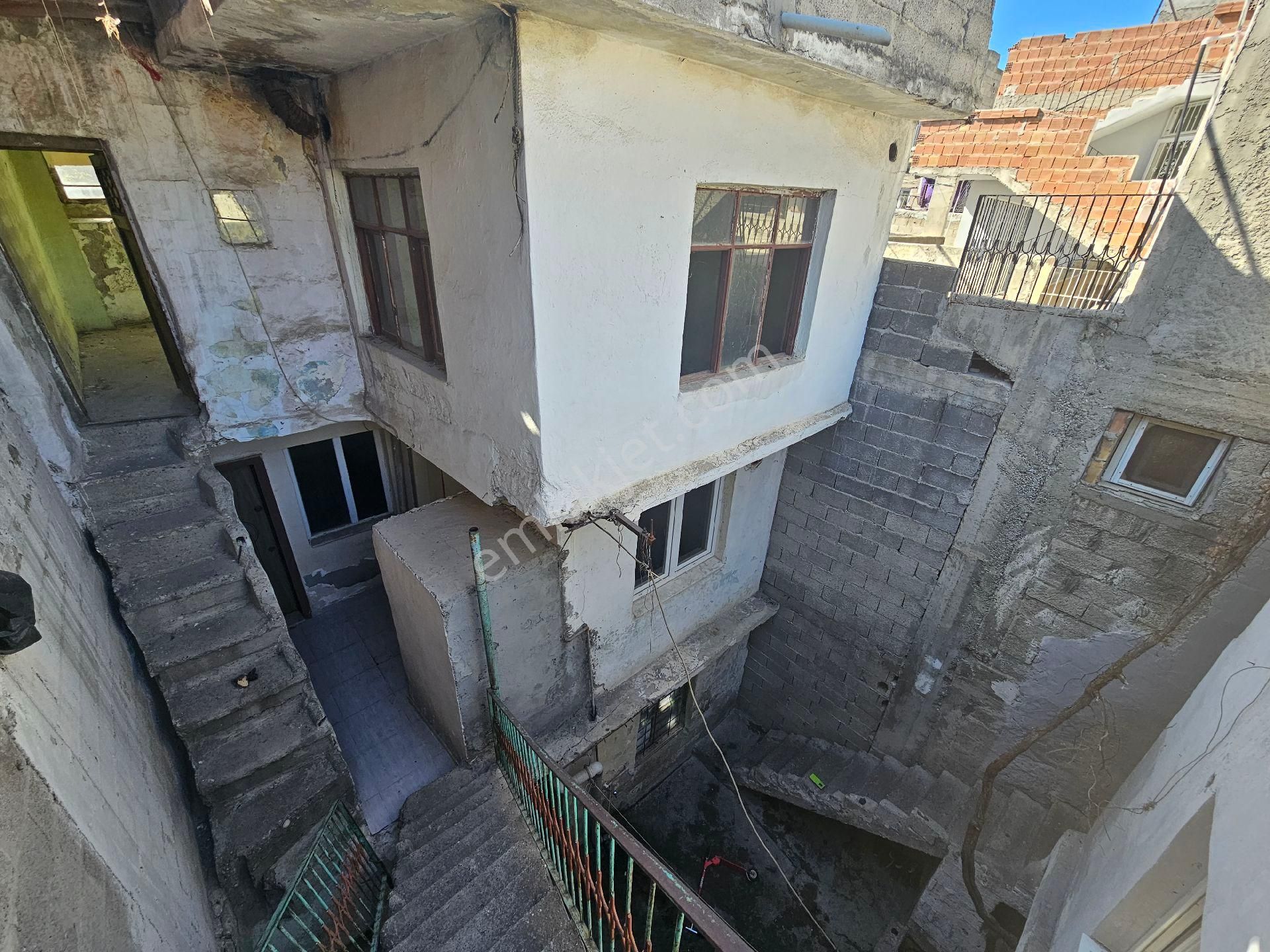 Seyhan Da Barbaros Mh Seki Çarşamba Pazarına Yakın 3 Katlı Eski Ev - Görsel 13