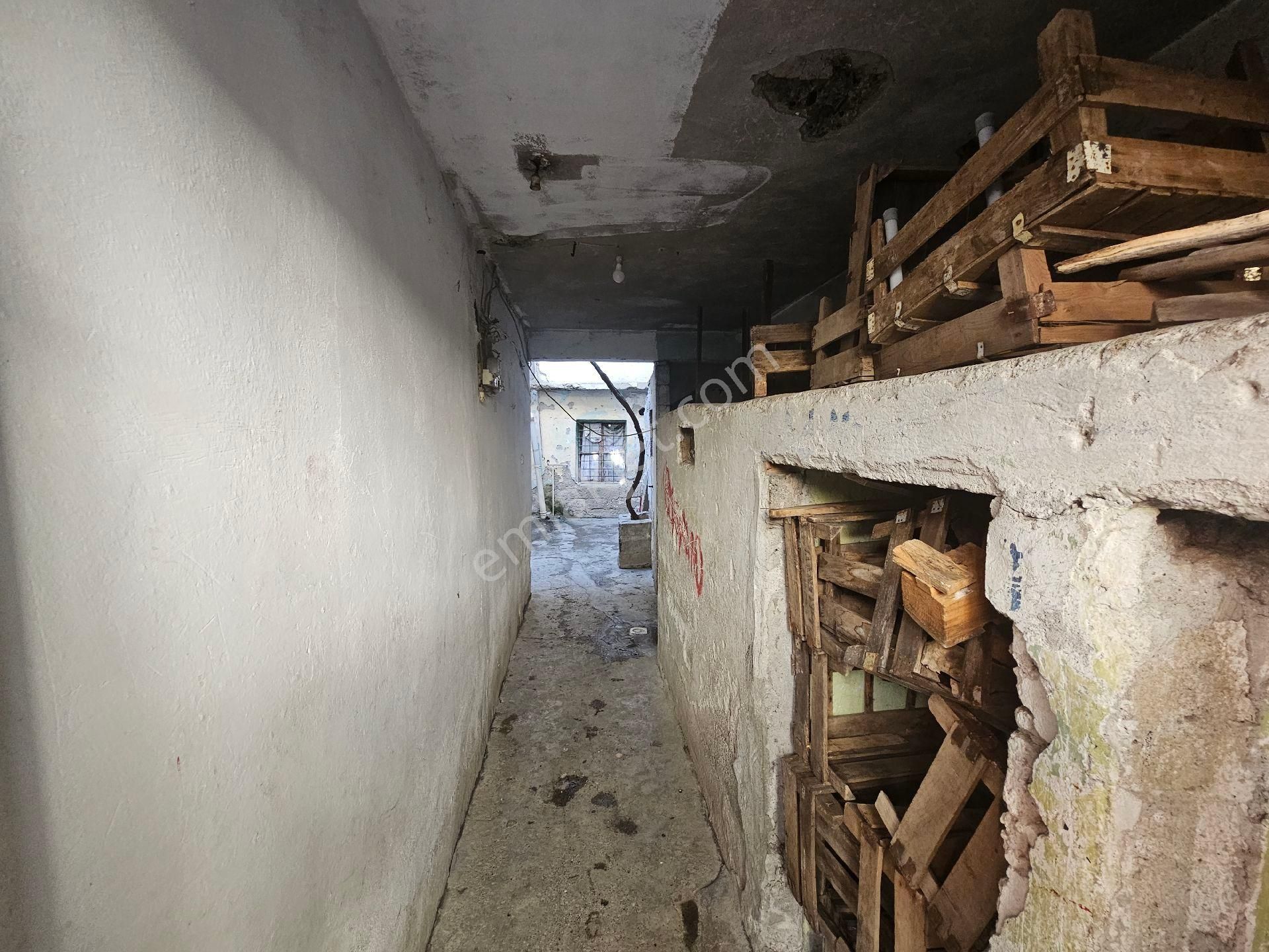 Seyhan Da Barbaros Mh Seki Çarşamba Pazarına Yakın 3 Katlı Eski Ev - Görsel 3