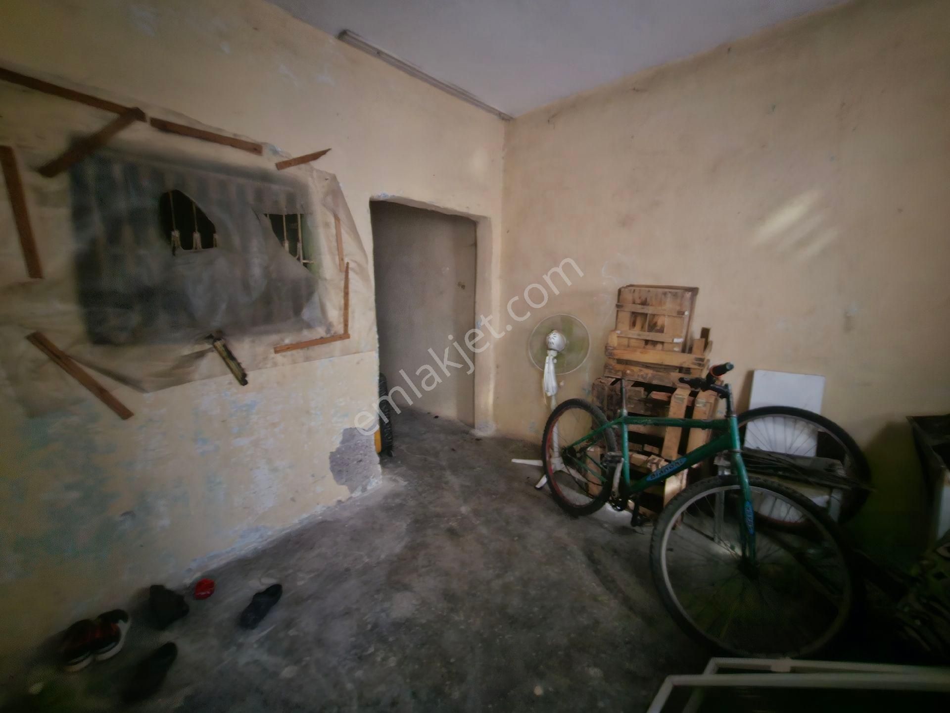 Seyhan Da Barbaros Mh Seki Çarşamba Pazarına Yakın 3 Katlı Eski Ev - Görsel 11