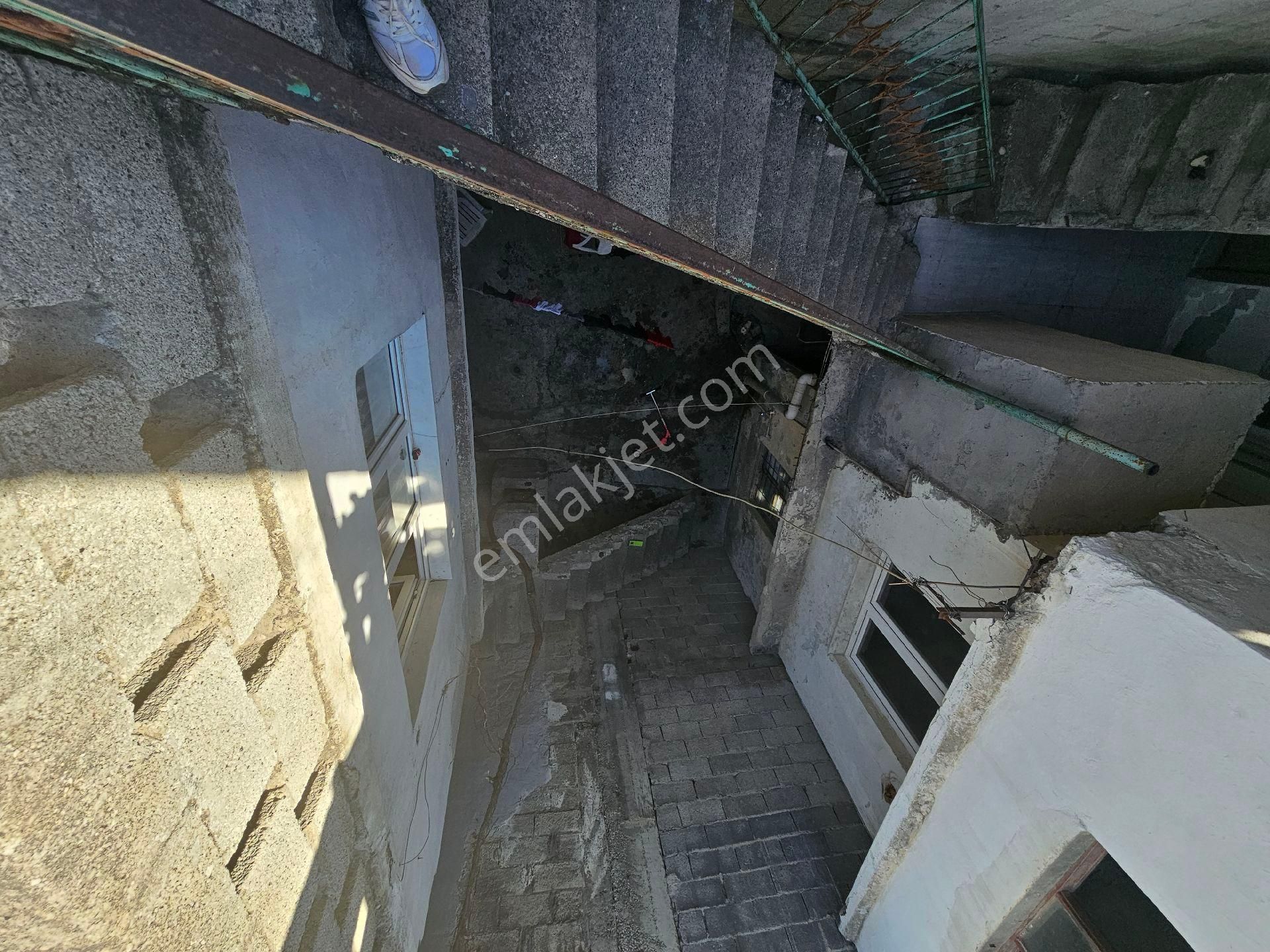 Seyhan Da Barbaros Mh Seki Çarşamba Pazarına Yakın 3 Katlı Eski Ev - Görsel 16