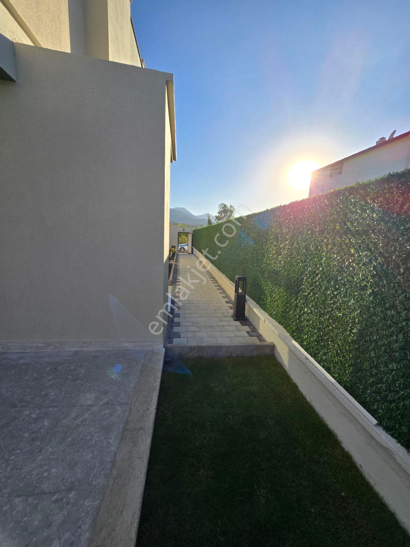 Kuşadası Davutlarda Tek Müstakil Bağımsız Özel Havuzlu 3+1 165m2 Lux Villa - Görsel 25