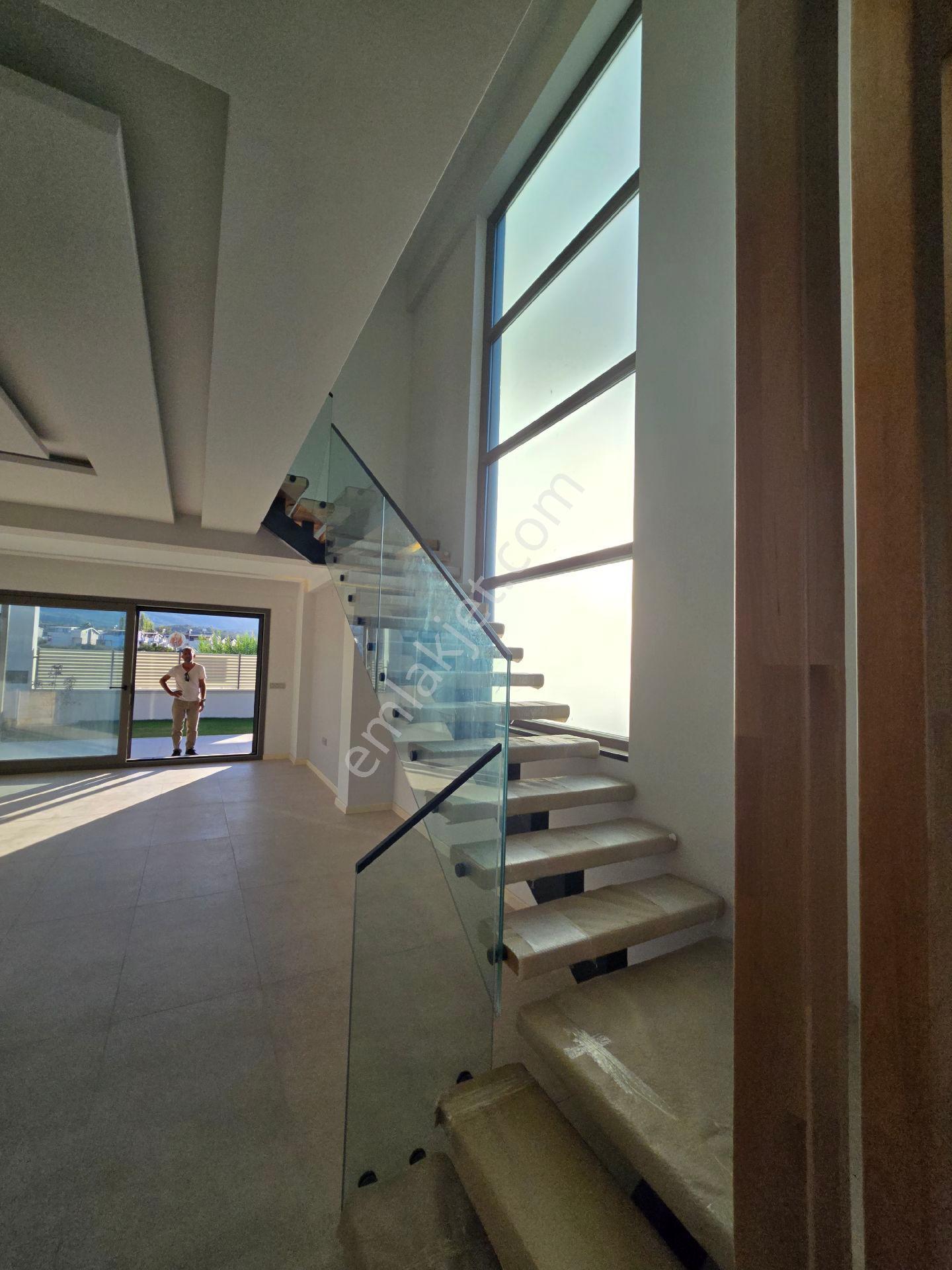Kuşadası Davutlarda Tek Müstakil Bağımsız Özel Havuzlu 3+1 165m2 Lux Villa - Görsel 35