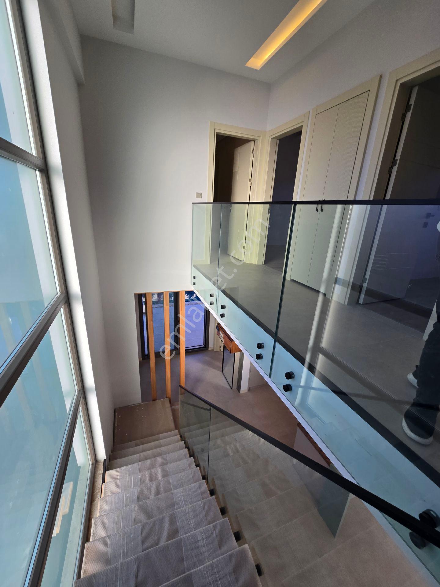Kuşadası Davutlarda Tek Müstakil Bağımsız Özel Havuzlu 3+1 165m2 Lux Villa - Görsel 8