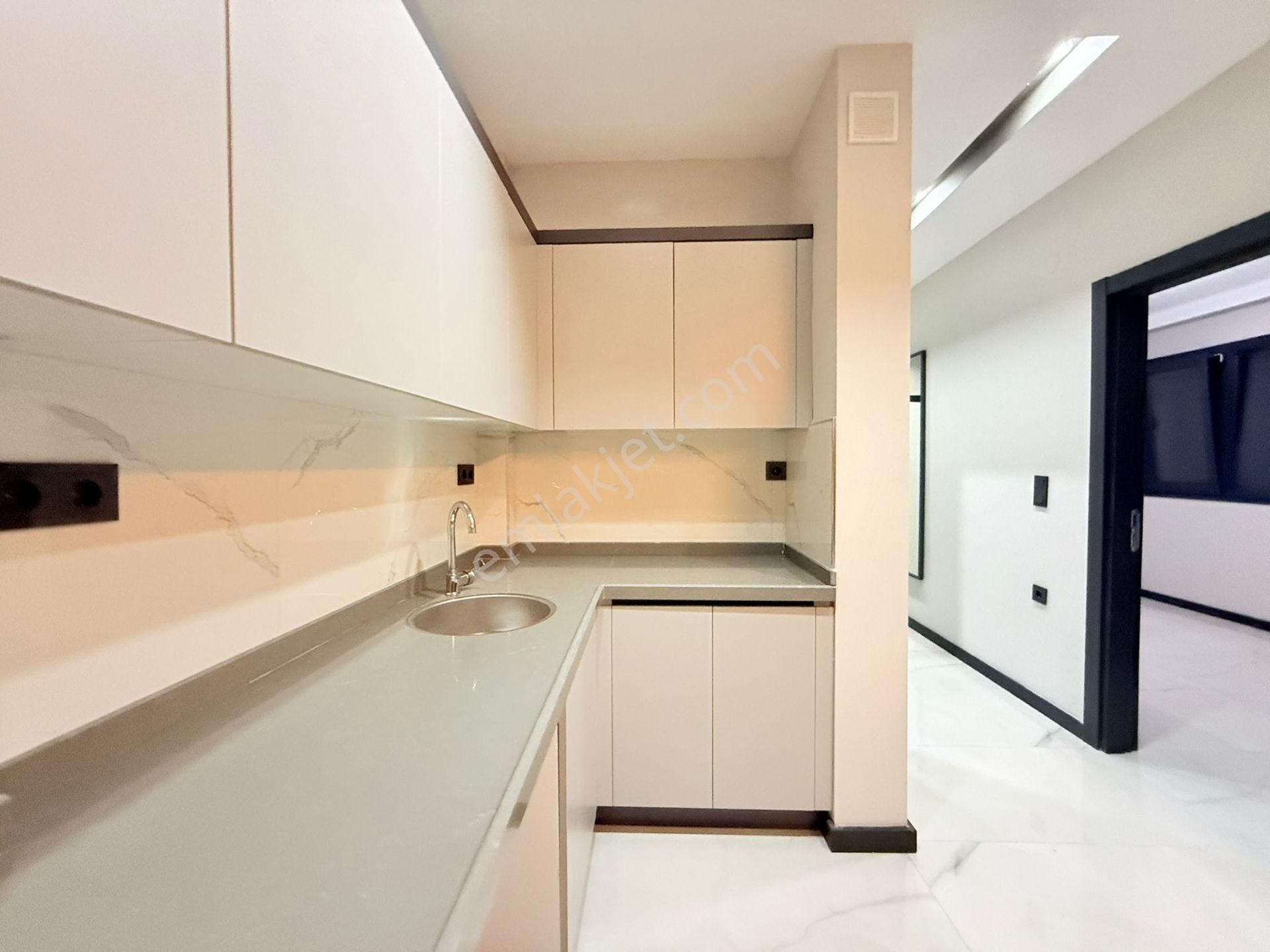 Kuşadasında Satılık-merkezı Konumlu-güvenlık-havuz-bahçe-otopark-yerden Isıtma-lüx-1+1-akıllı Ev - Görsel 15