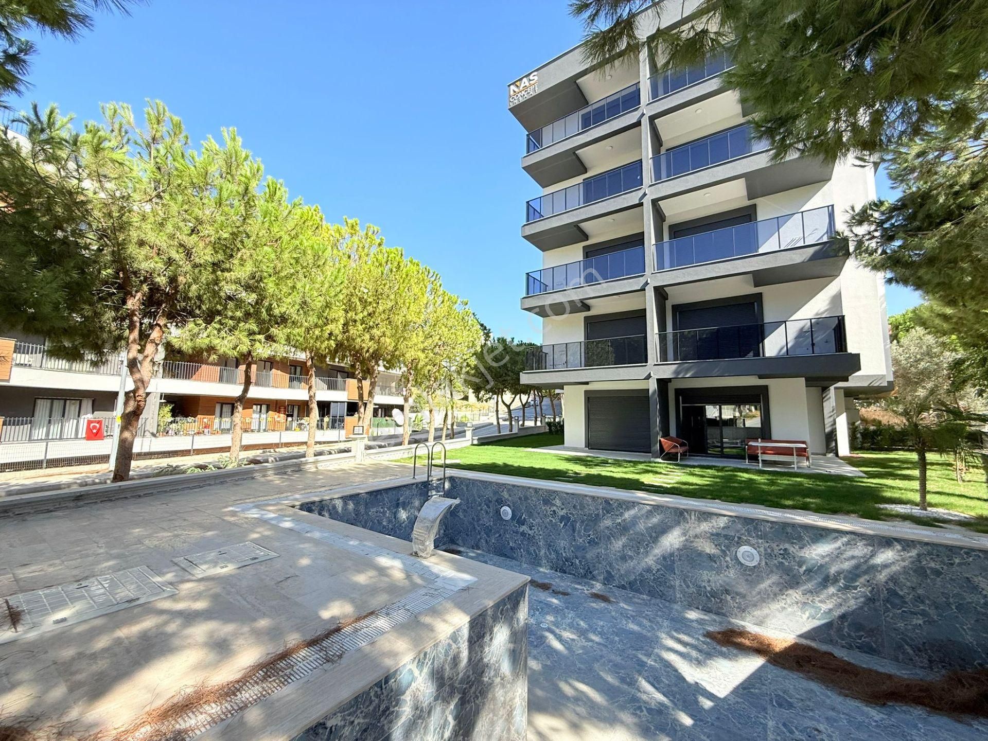 Kuşadasında Satılık-merkezı Konumlu-güvenlık-havuz-bahçe-otopark-yerden Isıtma-lüx-1+1-akıllı Ev