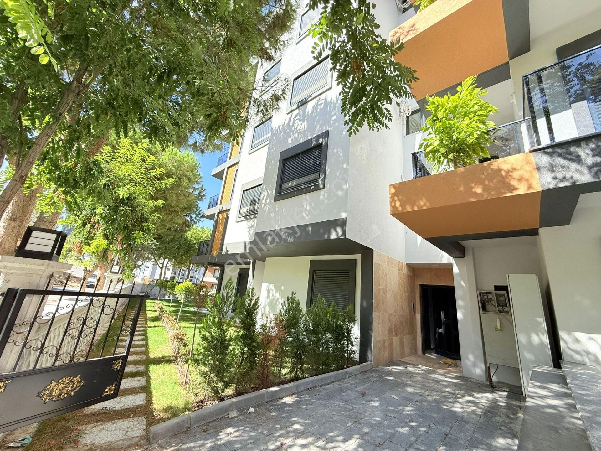 Kuşadasında Satılık-merkezı Konumlu-güvenlık-havuz-bahçe-otopark-yerden Isıtma-lüx-2+1-akıllı Ev - Görsel 5