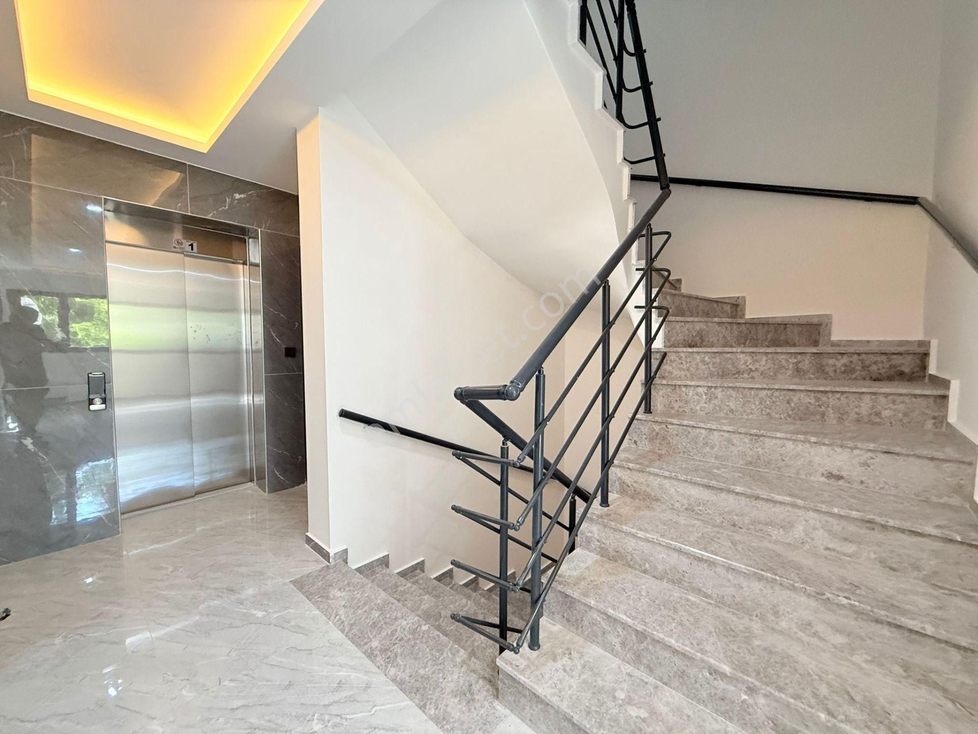 Kuşadasında Satılık-merkezı Konumlu-güvenlık-havuz-bahçe-otopark-yerden Isıtma-lüx-2+1-akıllı Ev - Görsel 23