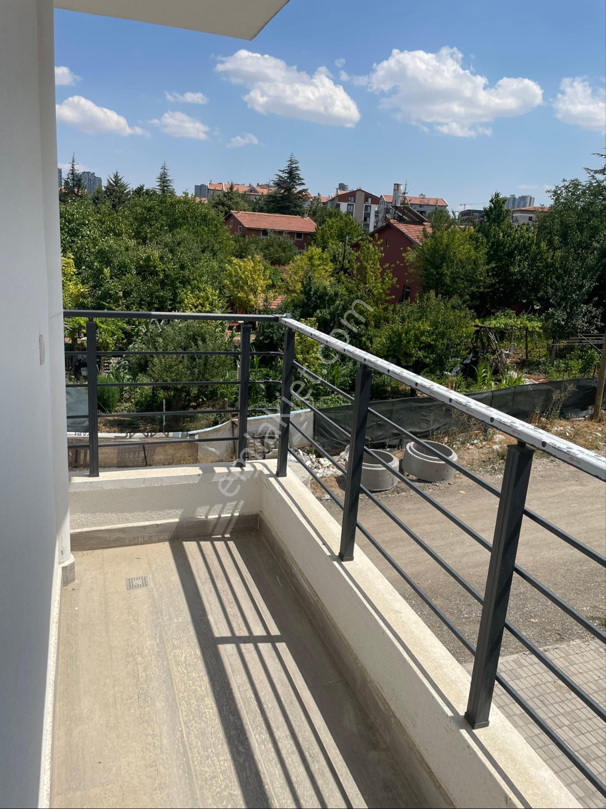 Masrafsız En Güzel Mevkide Oturmaya Hazır 1+1 Geniş Kiralık - Görsel 4