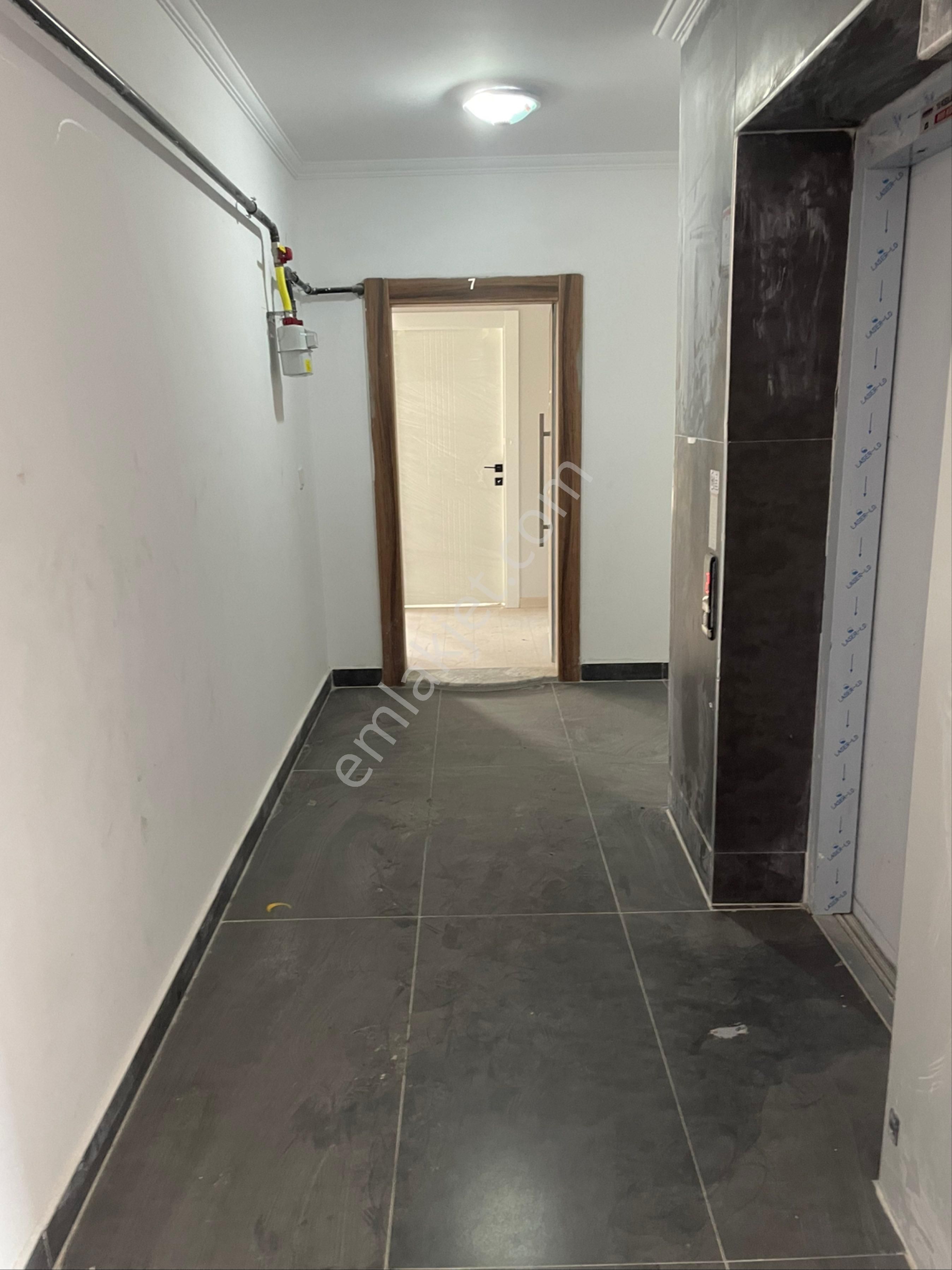 Masrafsız En Güzel Mevkide Oturmaya Hazır 1+1 Geniş Kiralık - Görsel 2