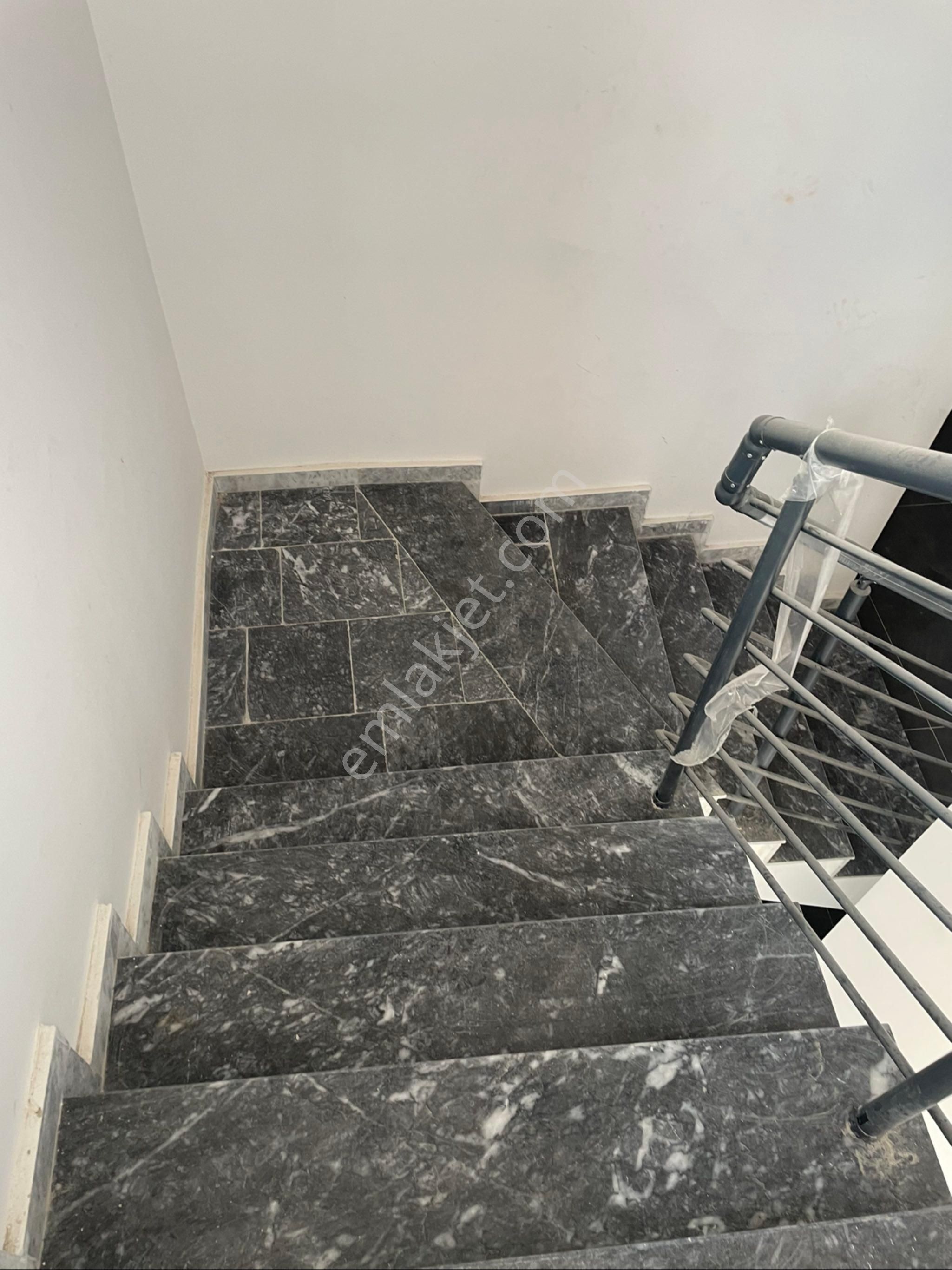 Masrafsız En Güzel Mevkide Oturmaya Hazır 1+1 Geniş Kiralık - Görsel 16