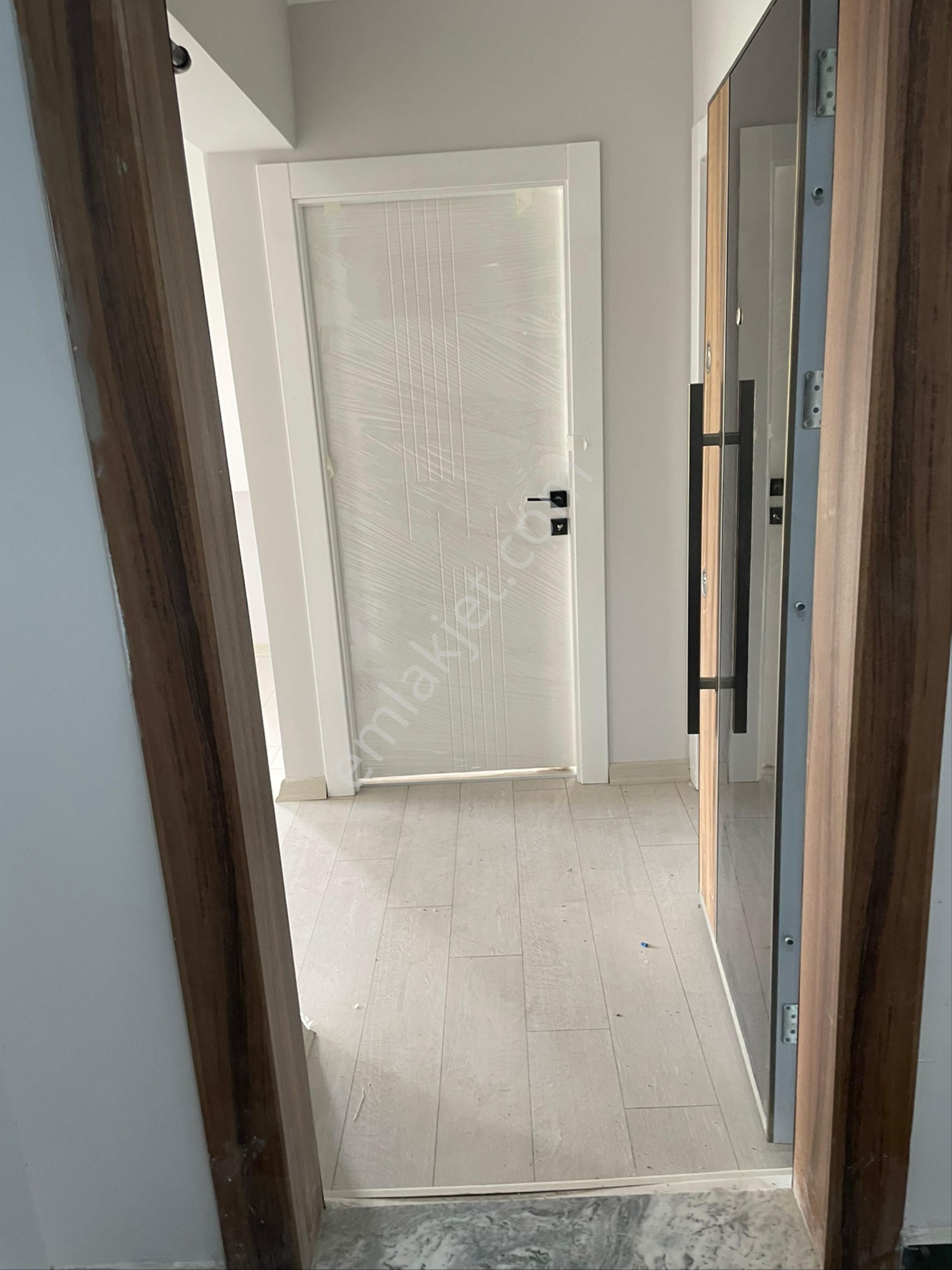 Masrafsız En Güzel Mevkide Oturmaya Hazır 1+1 Geniş Kiralık - Görsel 3