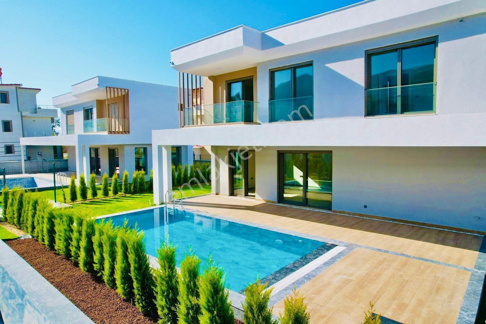 Kuşadası Davutlarda 3+1 150m2 Özel Havuzlu Özel Otoparklı Lux Yerden Isıtmalı V