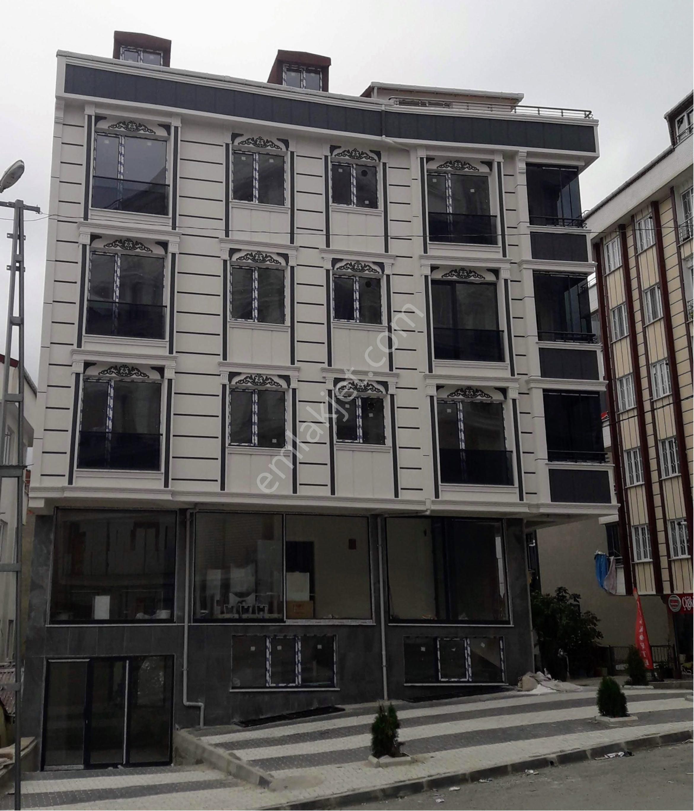 Serdar Emlakc‘tan Satılık Bina İki Normal Daire İki Dükkan Bir Dubleks Daire Toplam Beş Parça