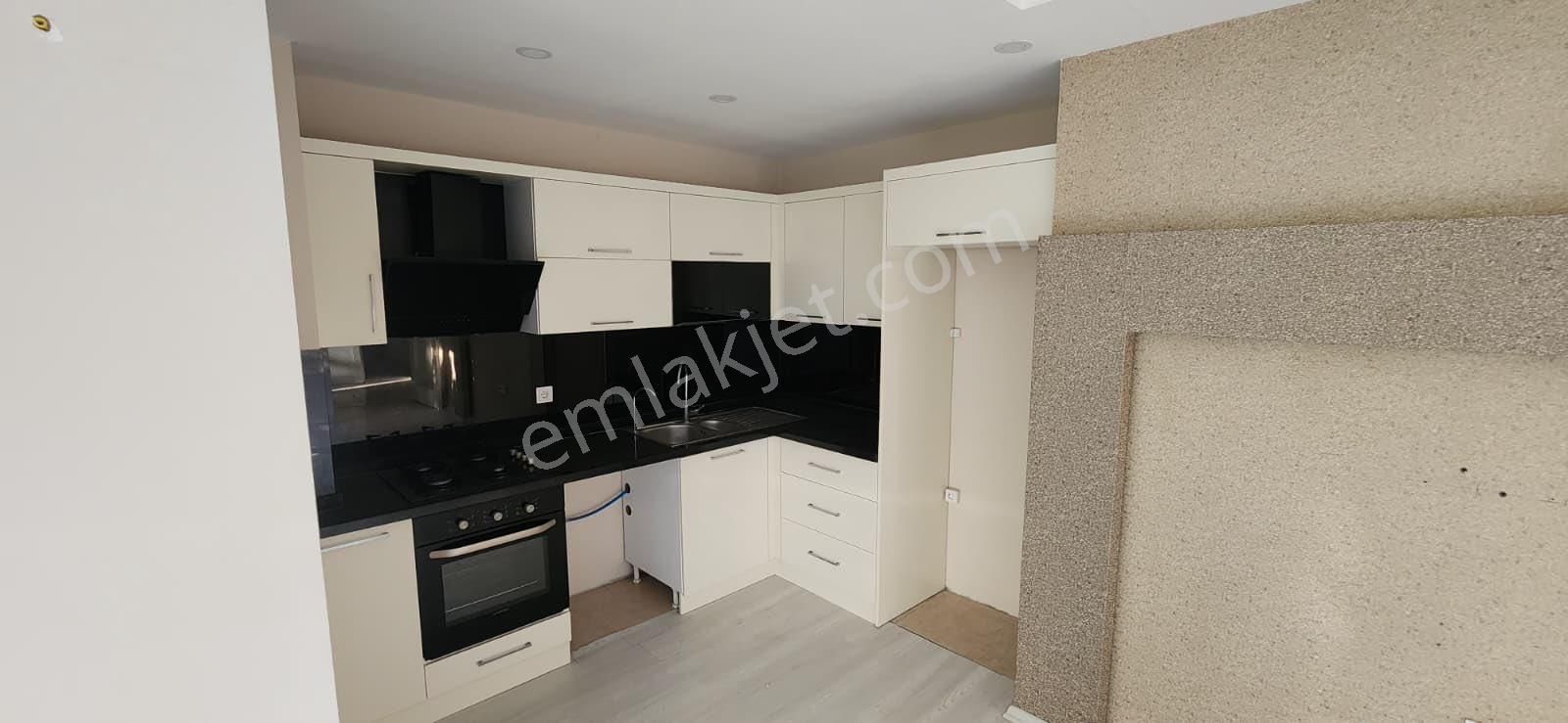 Konyaaltı Hurma Mah.arakatta Havuzlu Merkezi Konumda 2+1 Daire