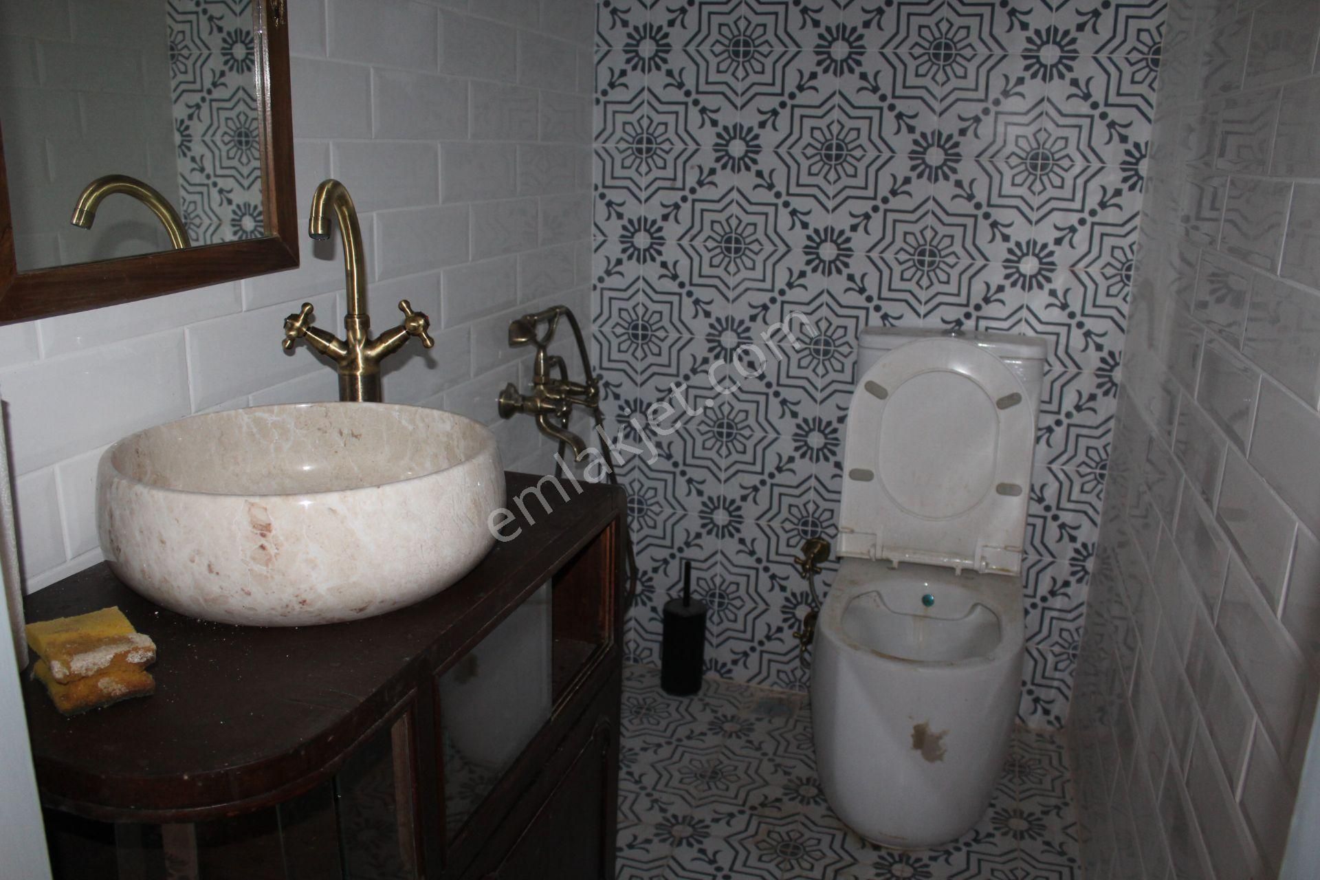 Ayvalık Merkez'de Restorasyonlu Avlulu 3 Katlı 4+1 Taş Rum Evi - Görsel 25