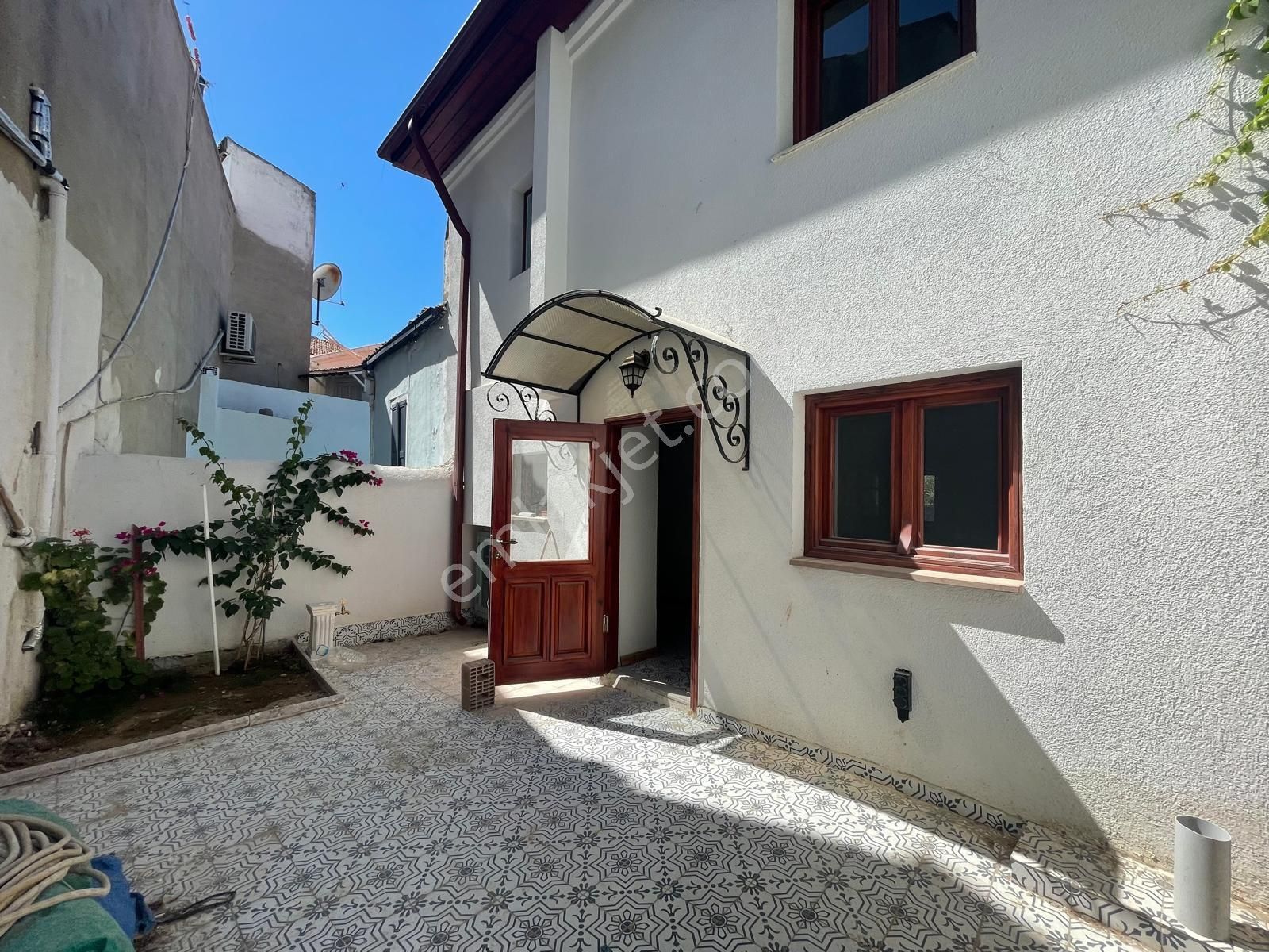 Ayvalık Merkez'de Restorasyonlu Avlulu 3 Katlı 4+1 Taş Rum Evi - Görsel 26