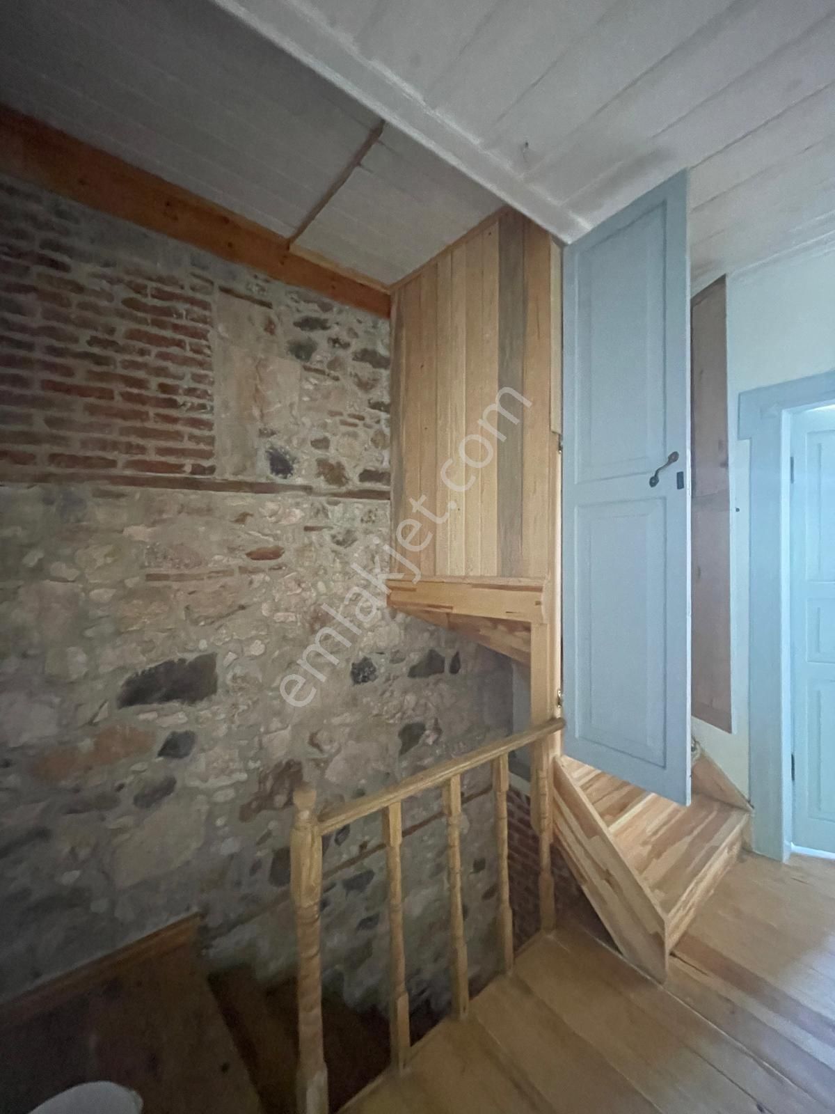 Ayvalık Merkez'de Restorasyonlu Avlulu 3 Katlı 4+1 Taş Rum Evi - Görsel 28