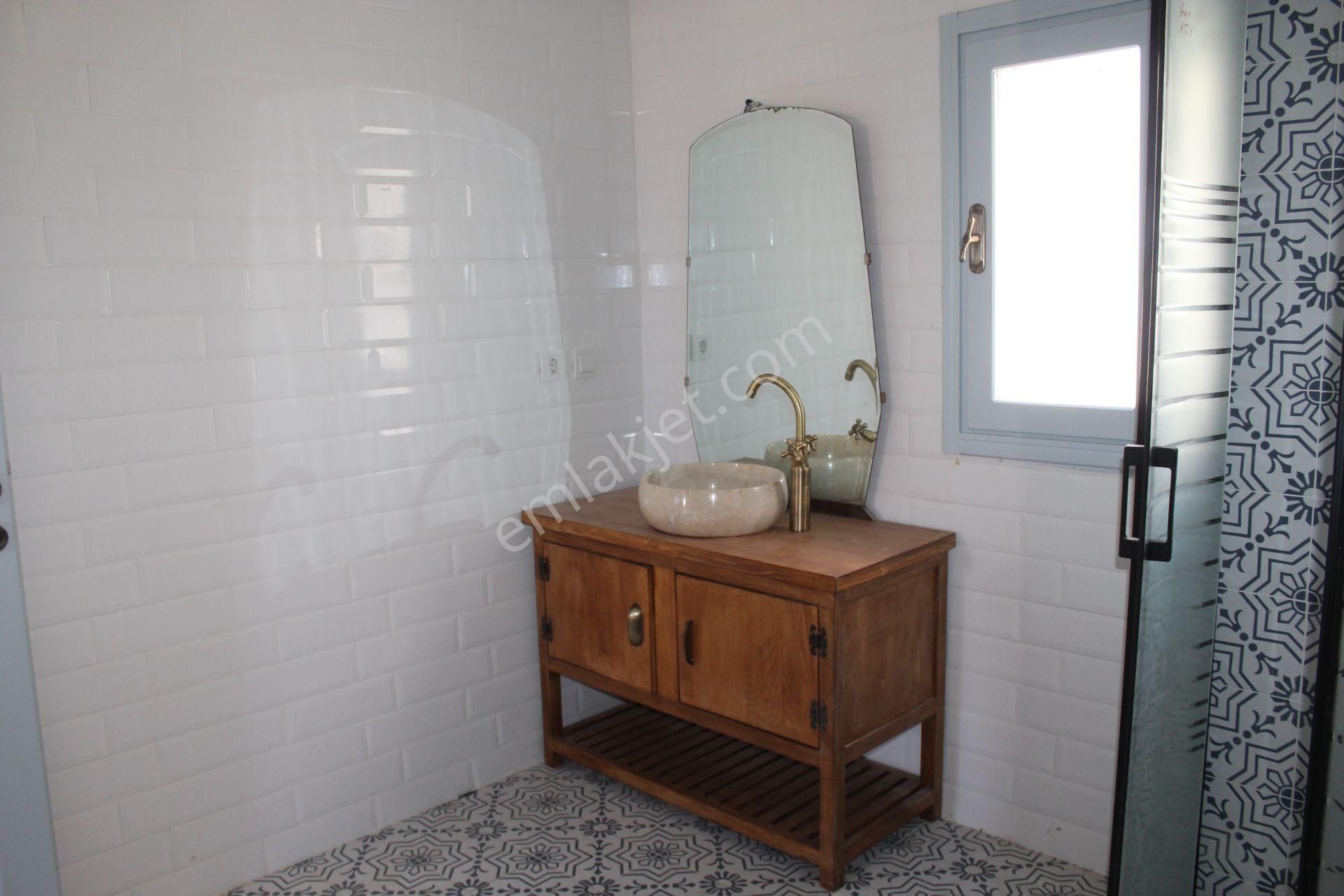 Ayvalık Merkez'de Restorasyonlu Avlulu 3 Katlı 4+1 Taş Rum Evi - Görsel 13