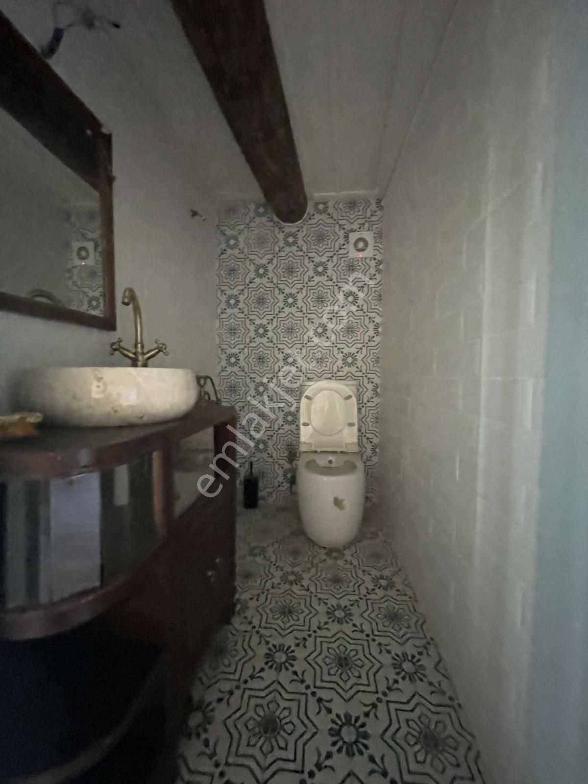 Ayvalık Merkez'de Restorasyonlu Avlulu 3 Katlı 4+1 Taş Rum Evi - Görsel 24