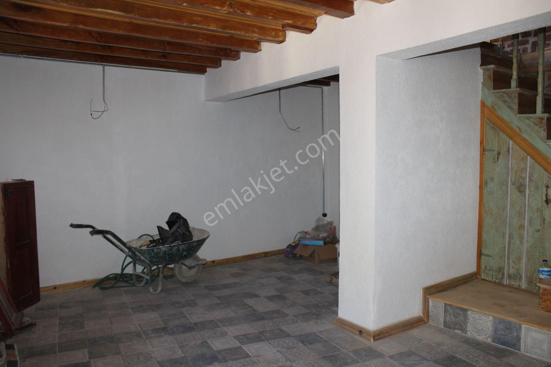 Ayvalık Merkez'de Restorasyonlu Avlulu 3 Katlı 4+1 Taş Rum Evi - Görsel 3