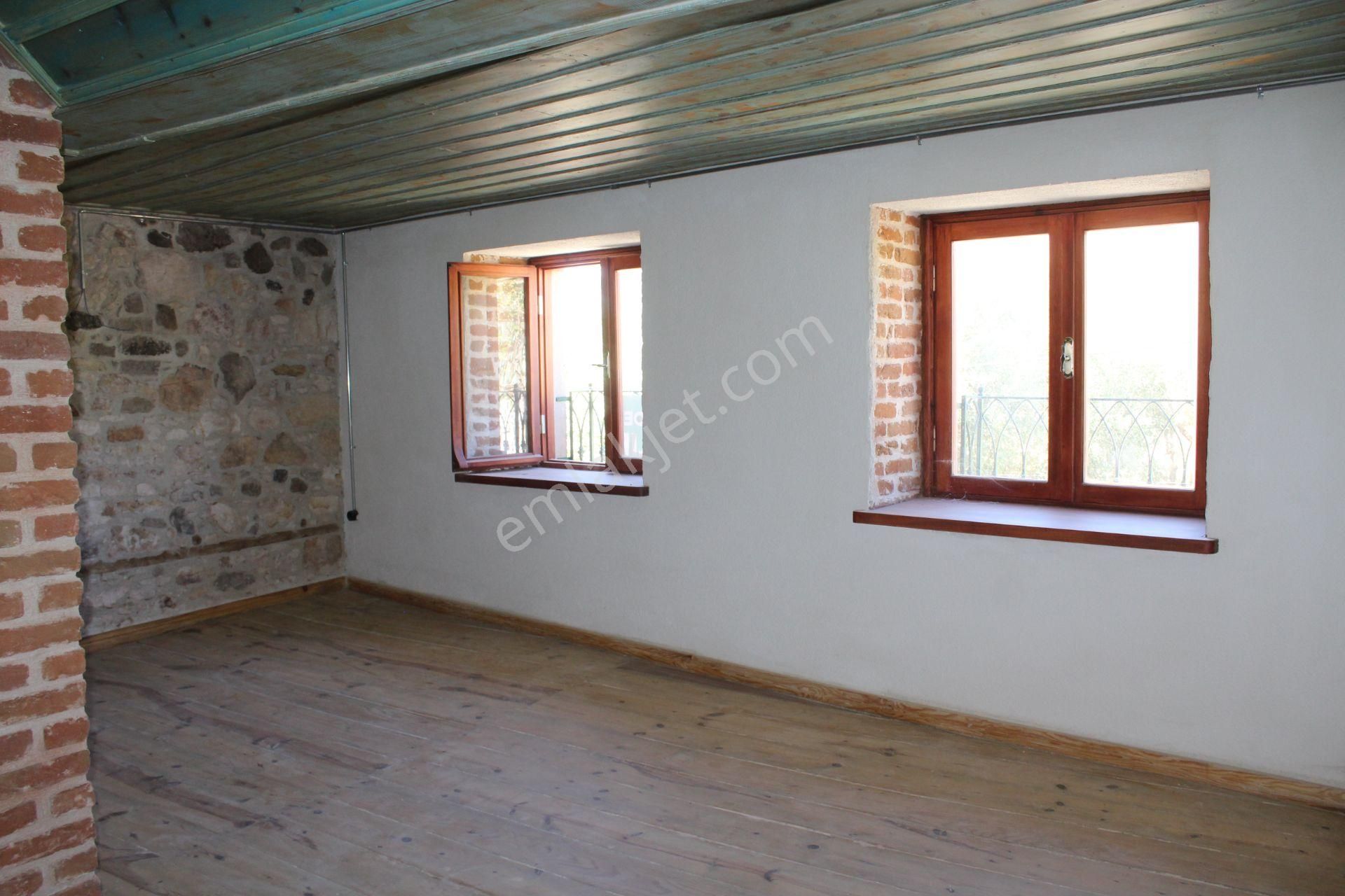 Ayvalık Merkez'de Restorasyonlu Avlulu 3 Katlı 4+1 Taş Rum Evi - Görsel 8