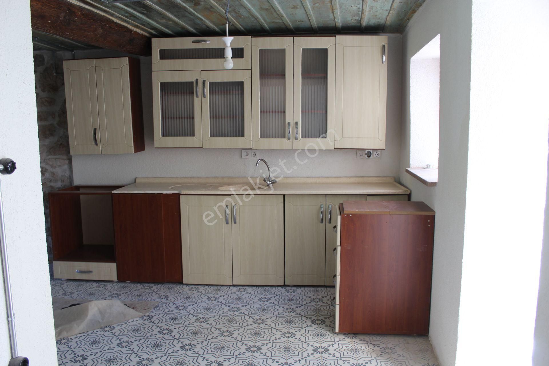 Ayvalık Merkez'de Restorasyonlu Avlulu 3 Katlı 4+1 Taş Rum Evi - Görsel 14