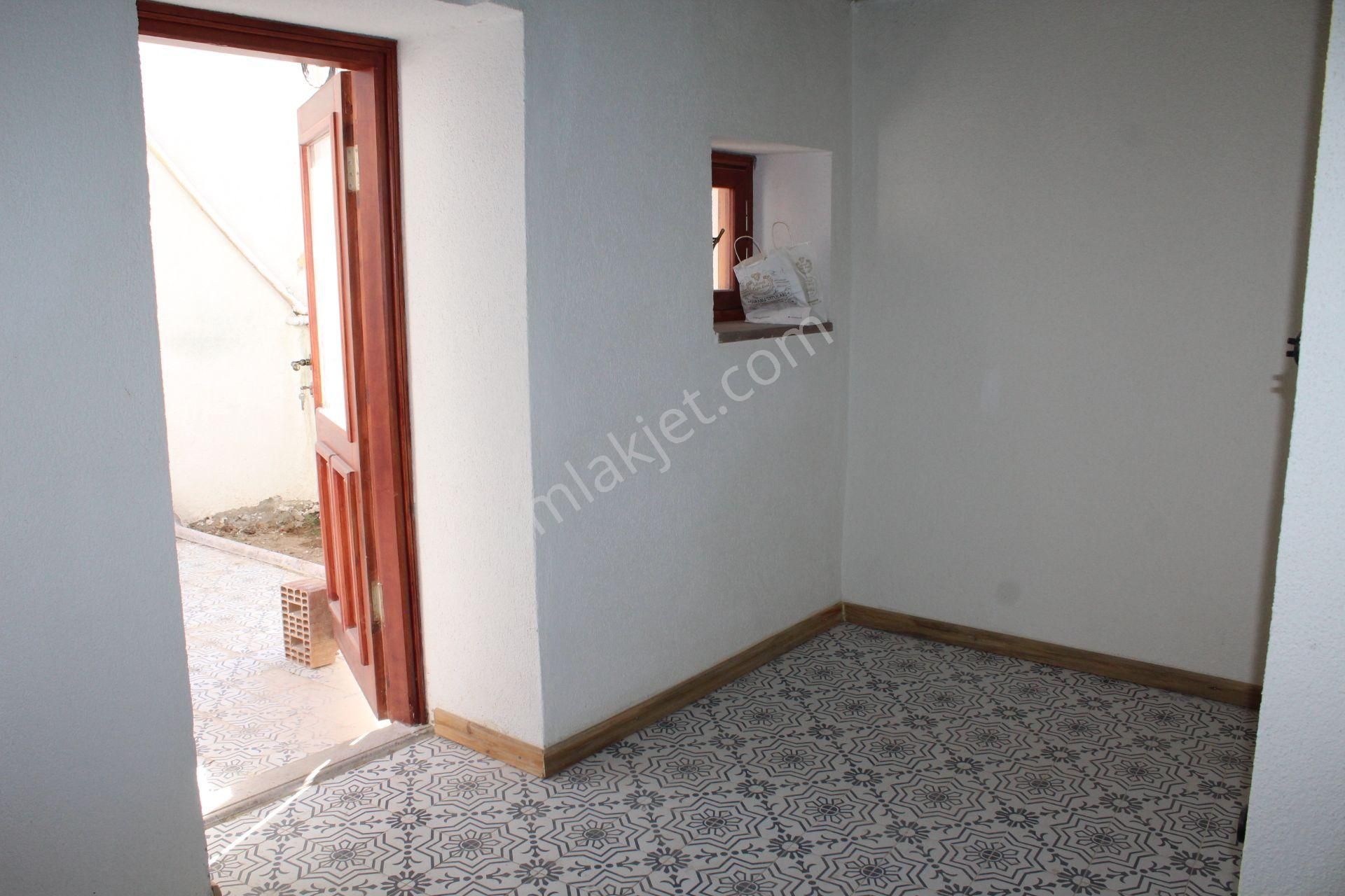 Ayvalık Merkez'de Restorasyonlu Avlulu 3 Katlı 4+1 Taş Rum Evi - Görsel 23