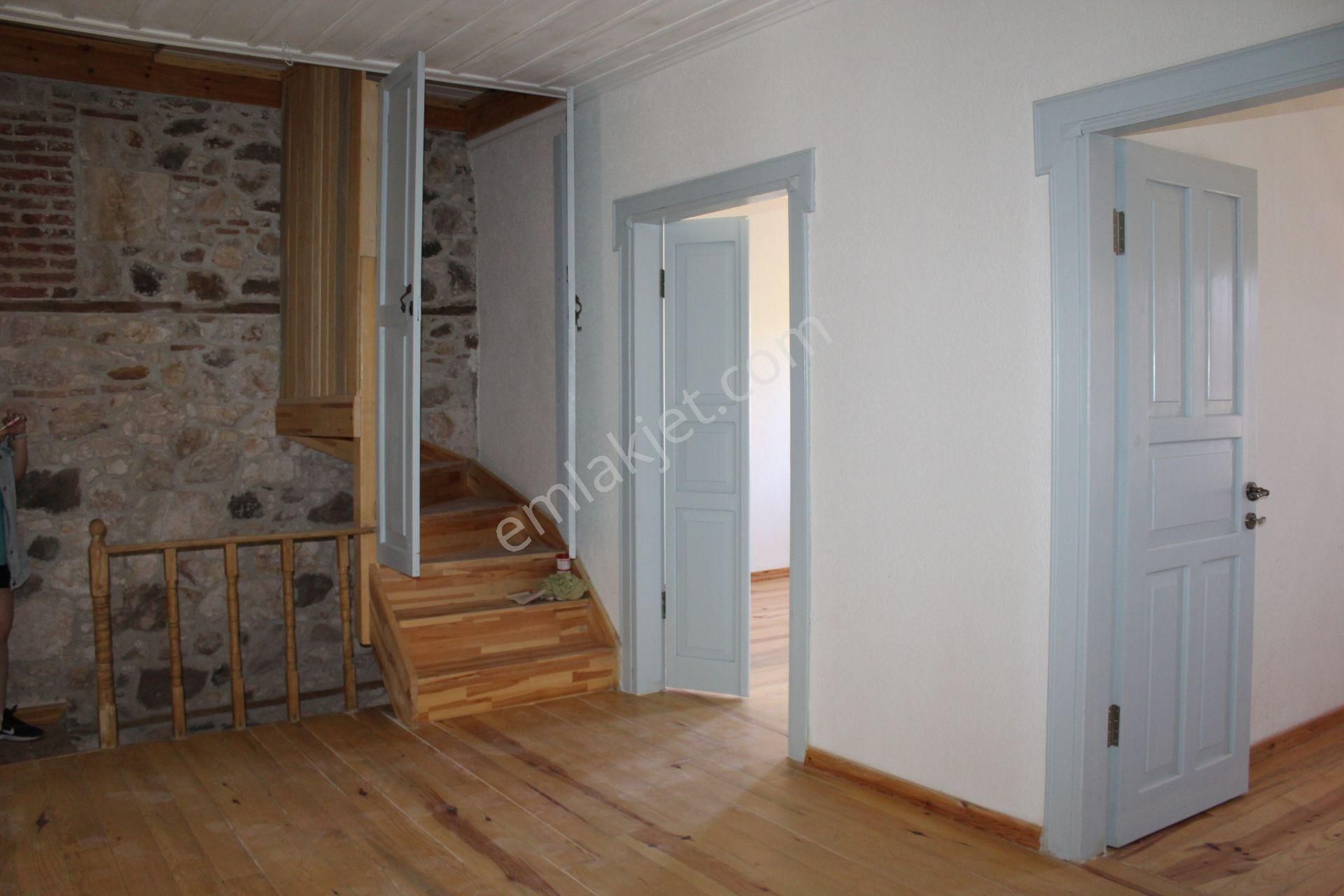 Ayvalık Merkez'de Restorasyonlu Avlulu 3 Katlı 4+1 Taş Rum Evi - Görsel 7