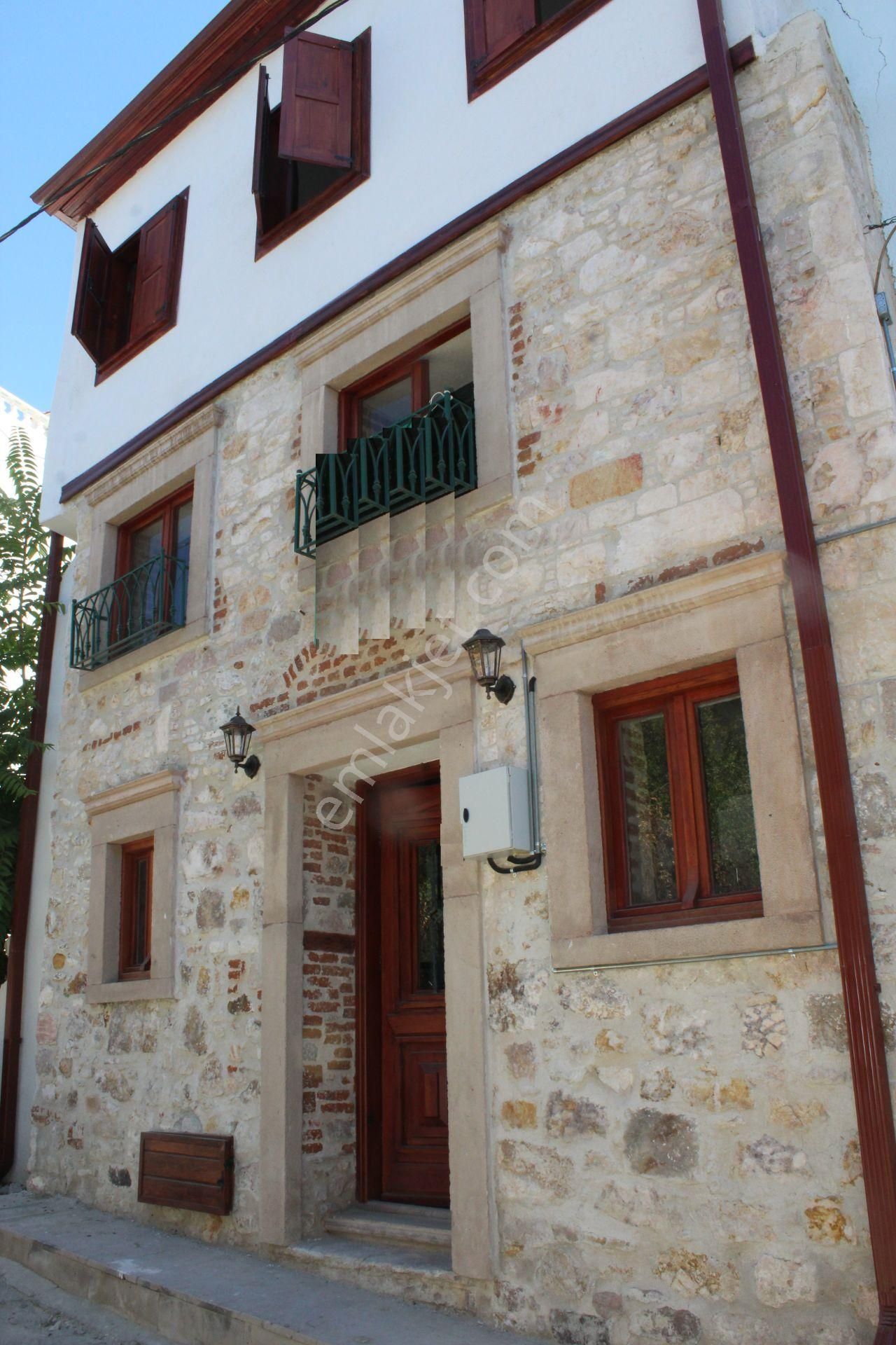 Ayvalık Merkez'de Restorasyonlu Avlulu 3 Katlı 4+1 Taş Rum Evi - Görsel 12