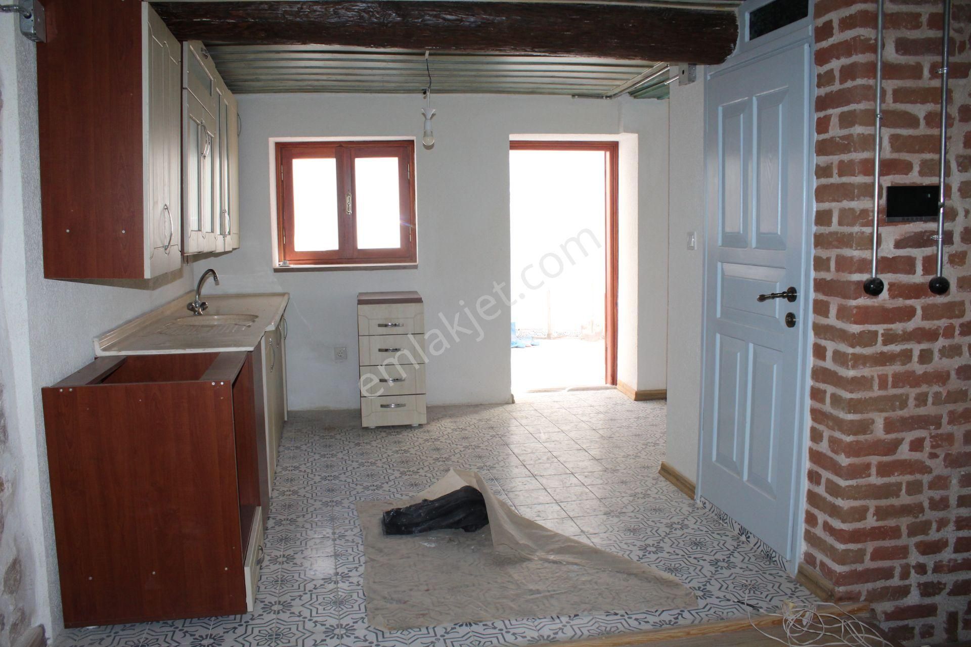 Ayvalık Merkez'de Restorasyonlu Avlulu 3 Katlı 4+1 Taş Rum Evi - Görsel 21