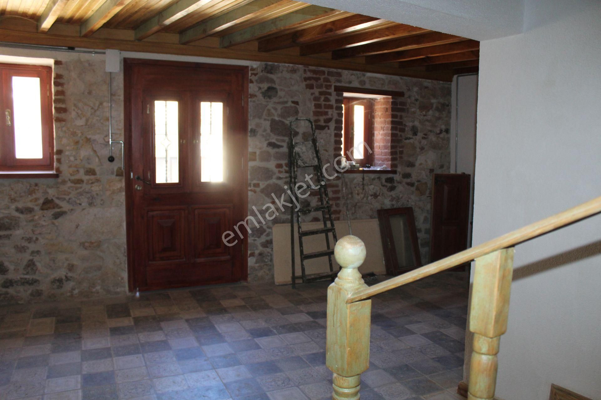 Ayvalık Merkez'de Restorasyonlu Avlulu 3 Katlı 4+1 Taş Rum Evi - Görsel 15