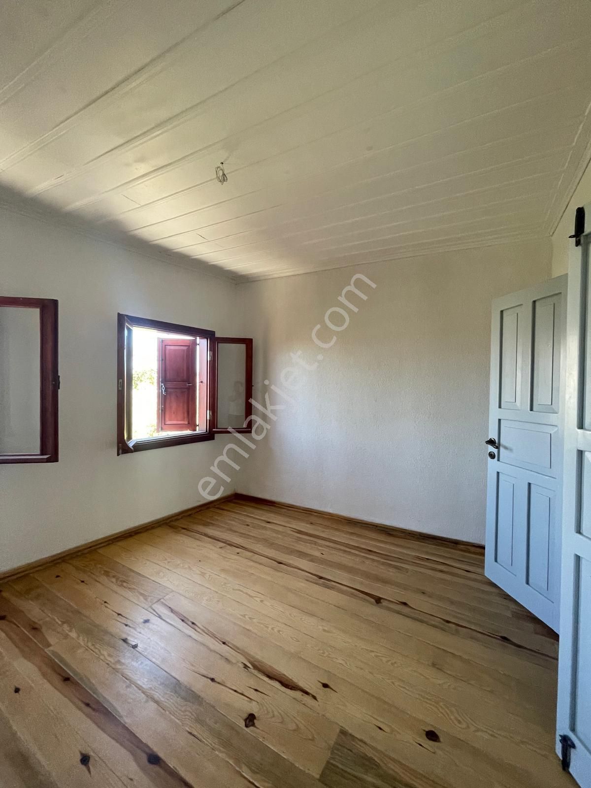 Ayvalık Merkez'de Restorasyonlu Avlulu 3 Katlı 4+1 Taş Rum Evi - Görsel 32