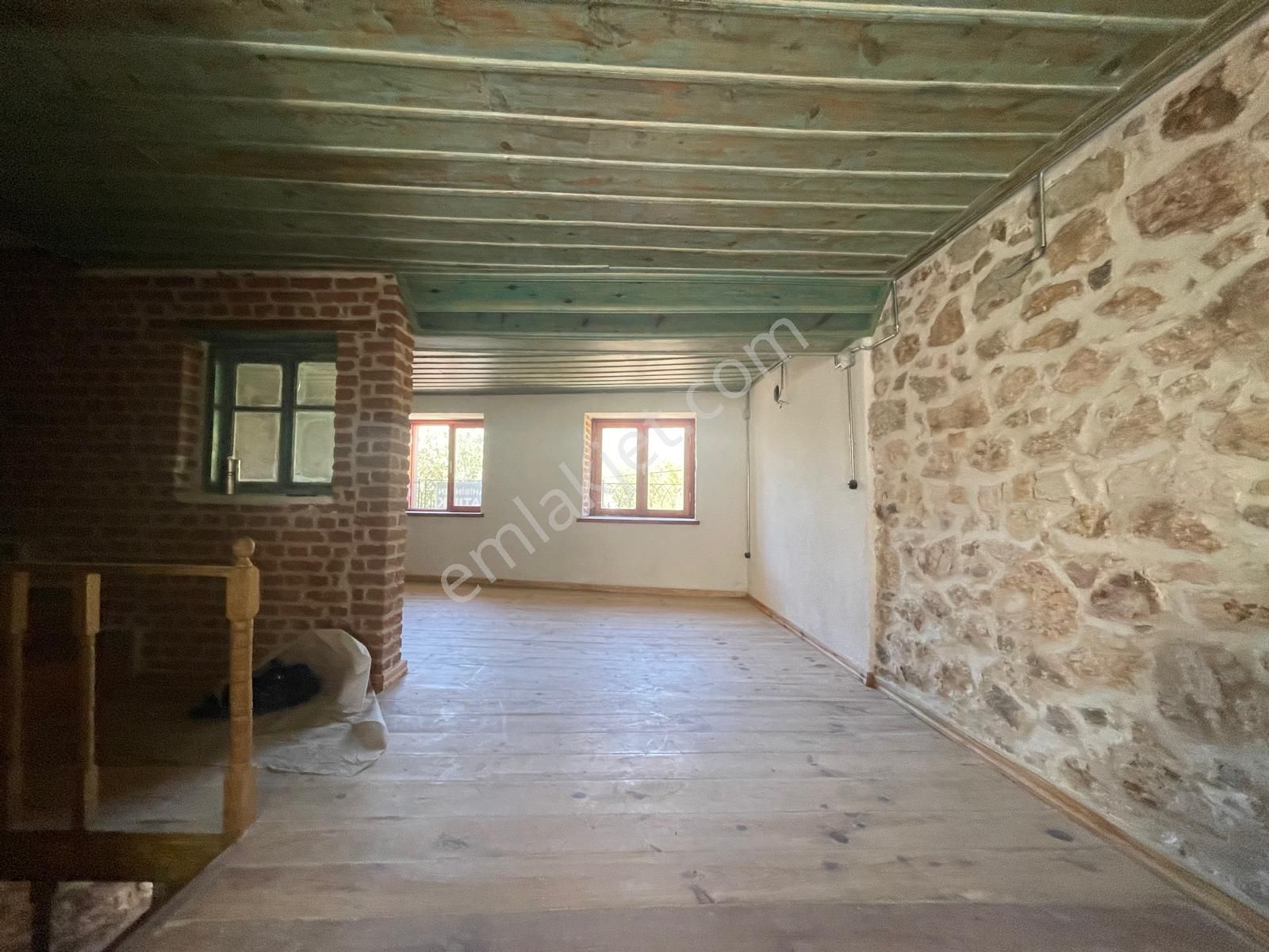 Ayvalık Merkez'de Restorasyonlu Avlulu 3 Katlı 4+1 Taş Rum Evi - Görsel 18