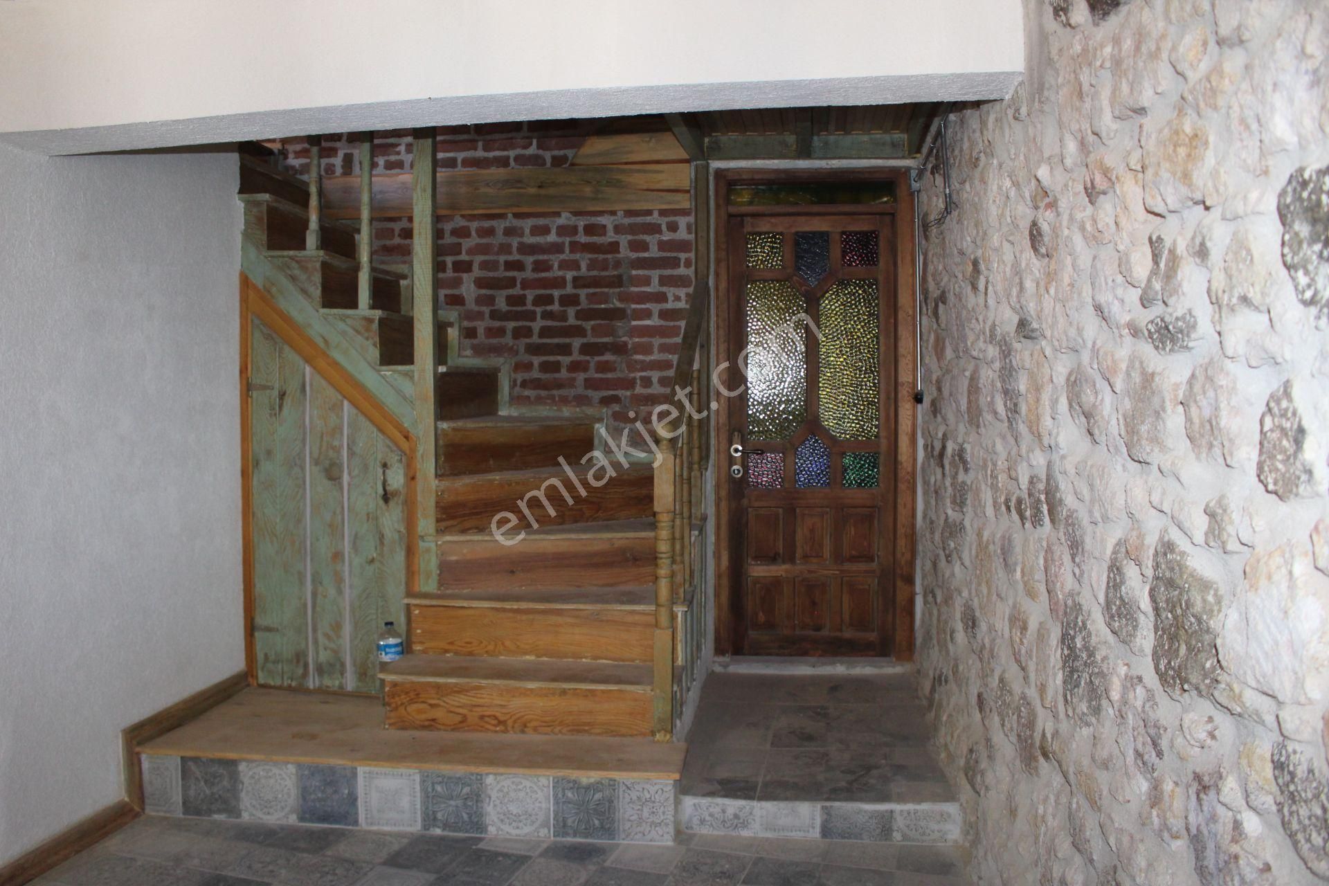 Ayvalık Merkez'de Restorasyonlu Avlulu 3 Katlı 4+1 Taş Rum Evi - Görsel 16