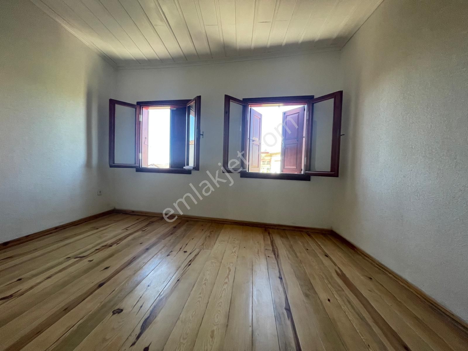 Ayvalık Merkez'de Restorasyonlu Avlulu 3 Katlı 4+1 Taş Rum Evi - Görsel 31