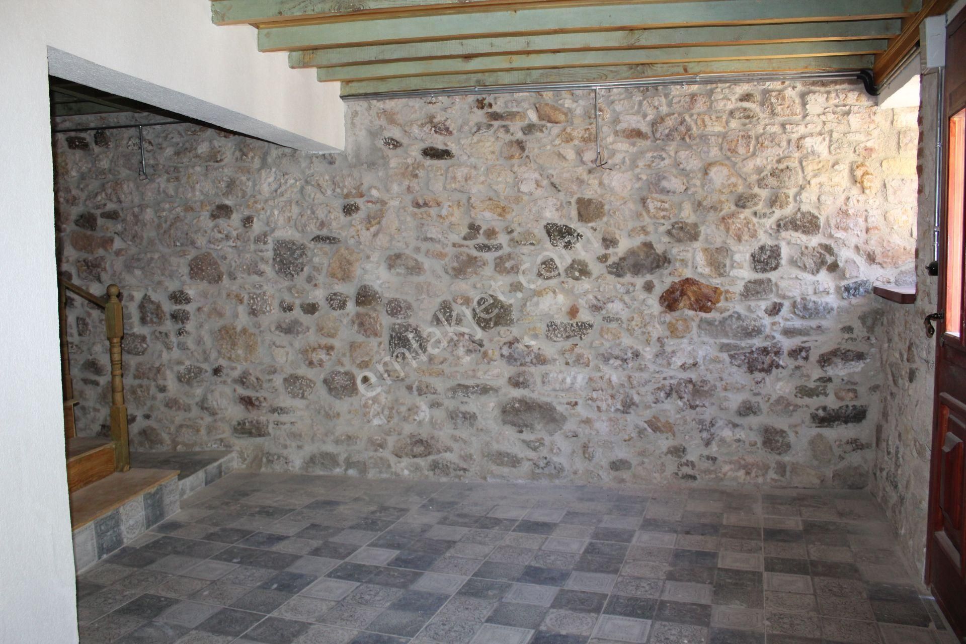 Ayvalık Merkez'de Restorasyonlu Avlulu 3 Katlı 4+1 Taş Rum Evi - Görsel 11