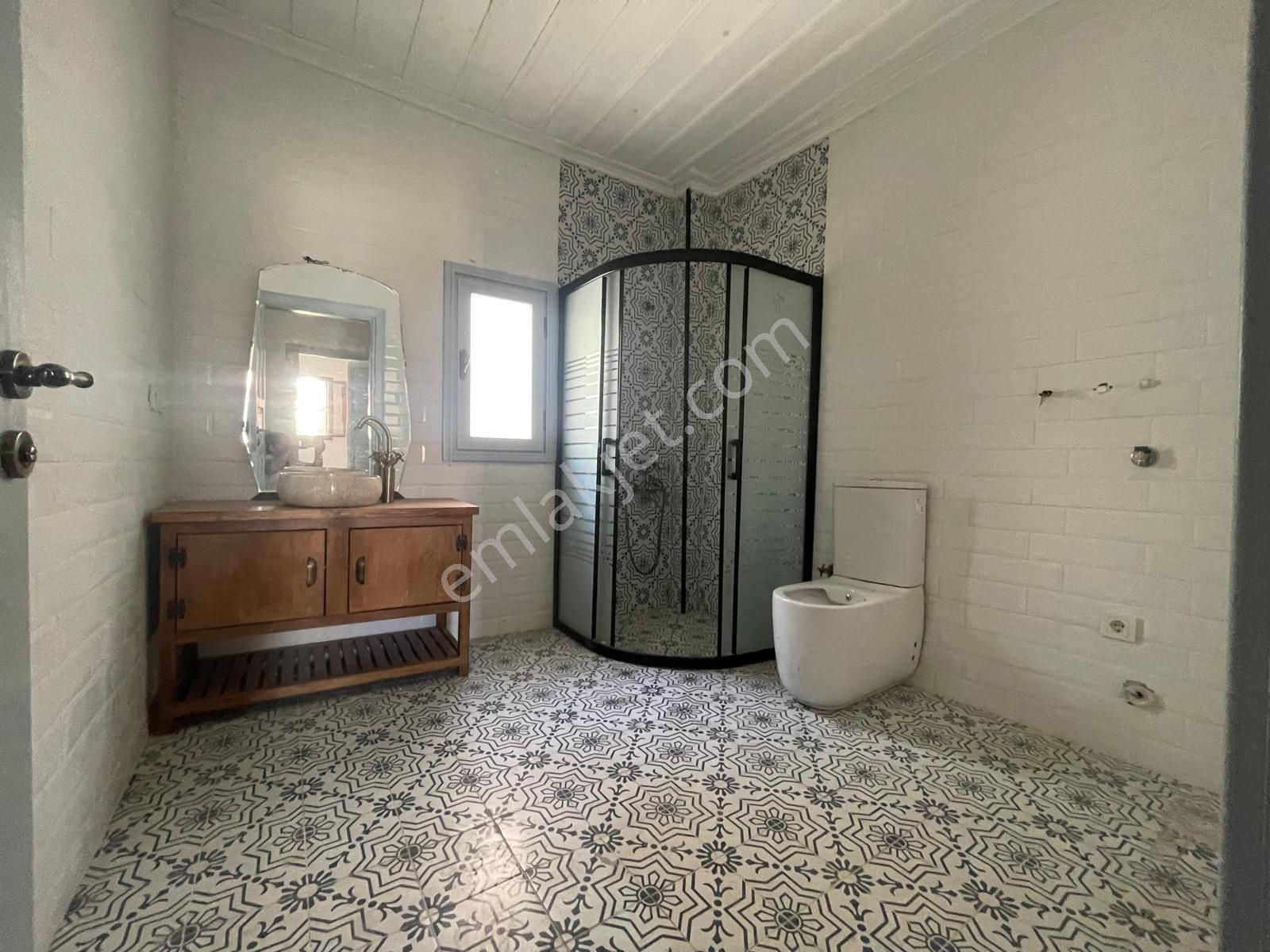 Ayvalık Merkez'de Restorasyonlu Avlulu 3 Katlı 4+1 Taş Rum Evi - Görsel 5