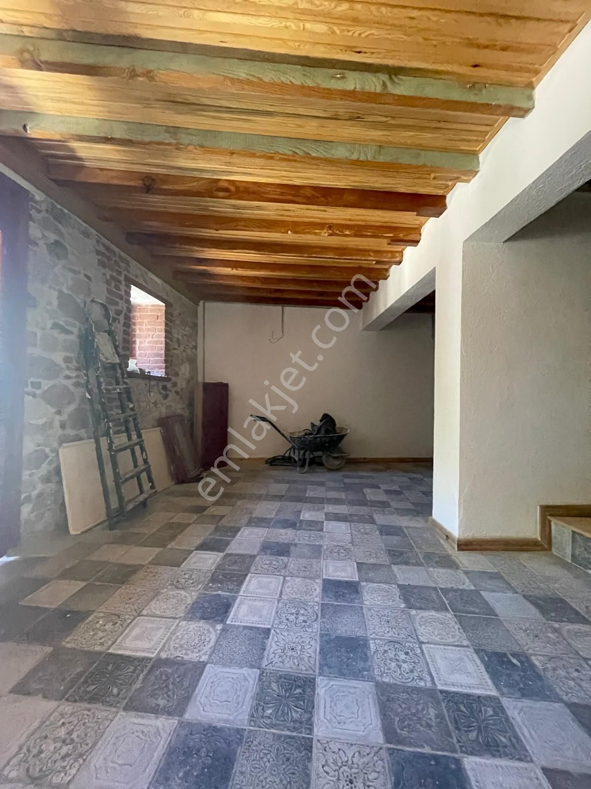 Ayvalık Merkez'de Restorasyonlu Avlulu 3 Katlı 4+1 Taş Rum Evi - Görsel 9