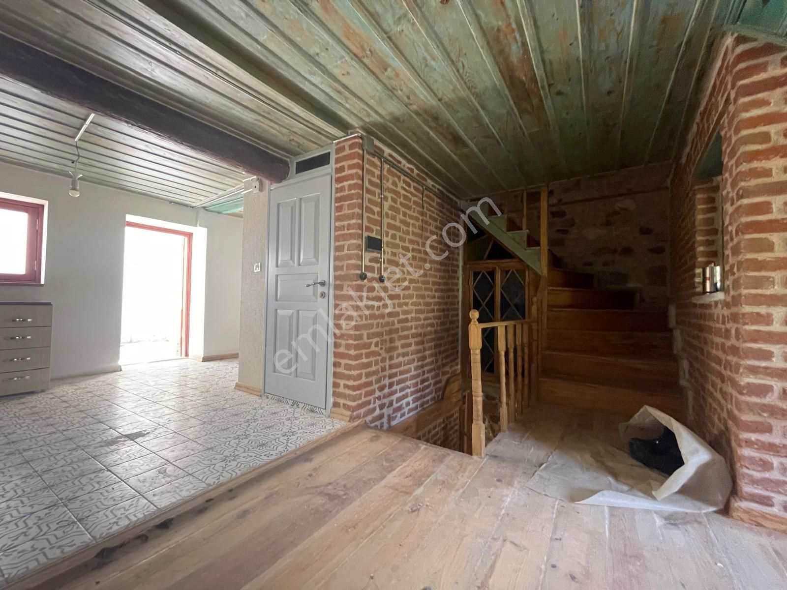 Ayvalık Merkez'de Restorasyonlu Avlulu 3 Katlı 4+1 Taş Rum Evi - Görsel 19