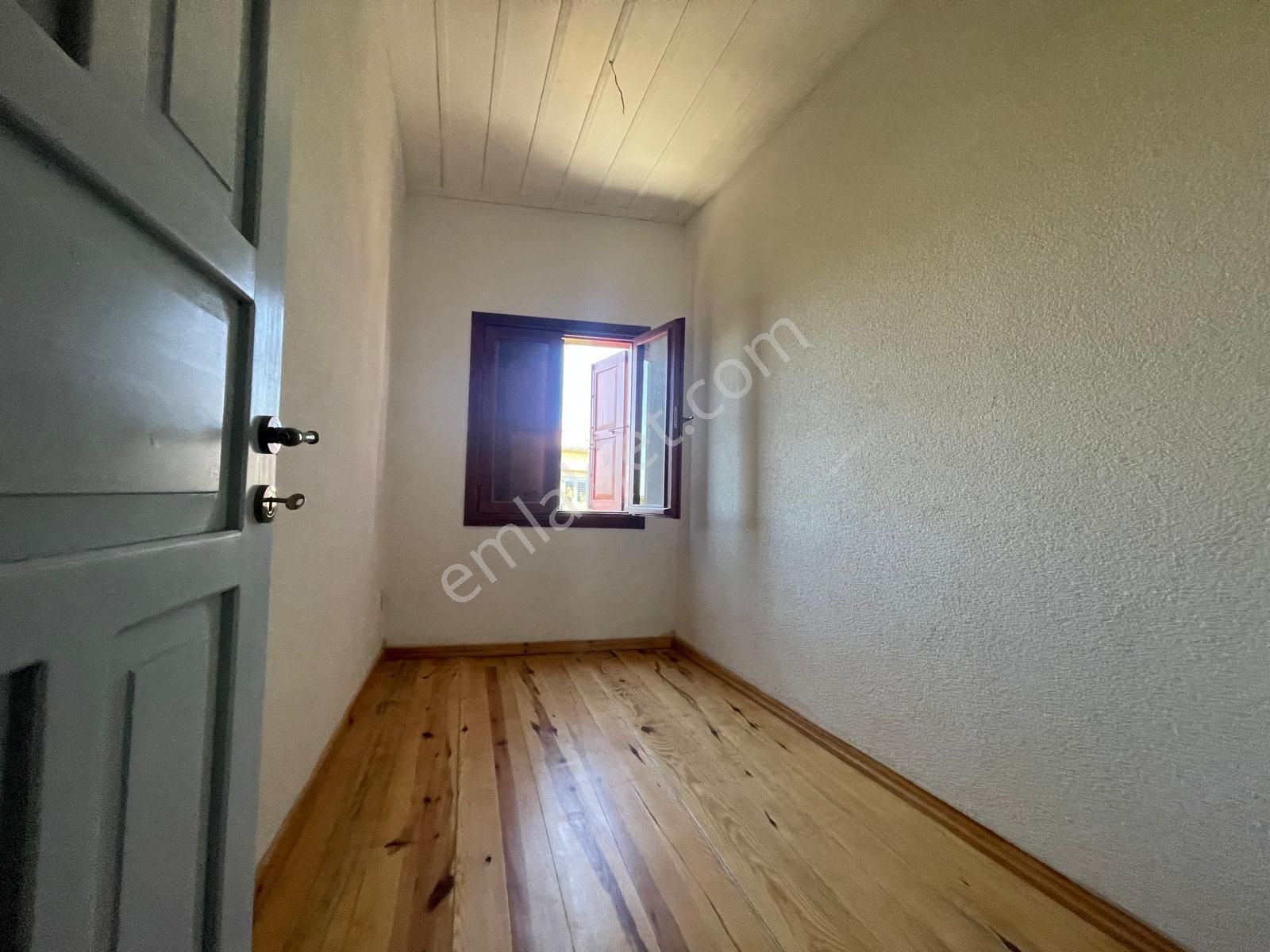 Ayvalık Merkez'de Restorasyonlu Avlulu 3 Katlı 4+1 Taş Rum Evi - Görsel 33