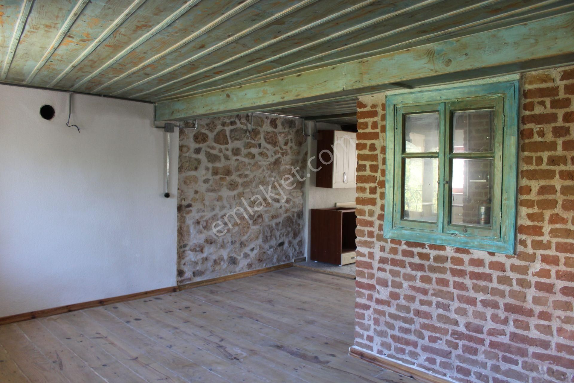 Ayvalık Merkez'de Restorasyonlu Avlulu 3 Katlı 4+1 Taş Rum Evi - Görsel 17