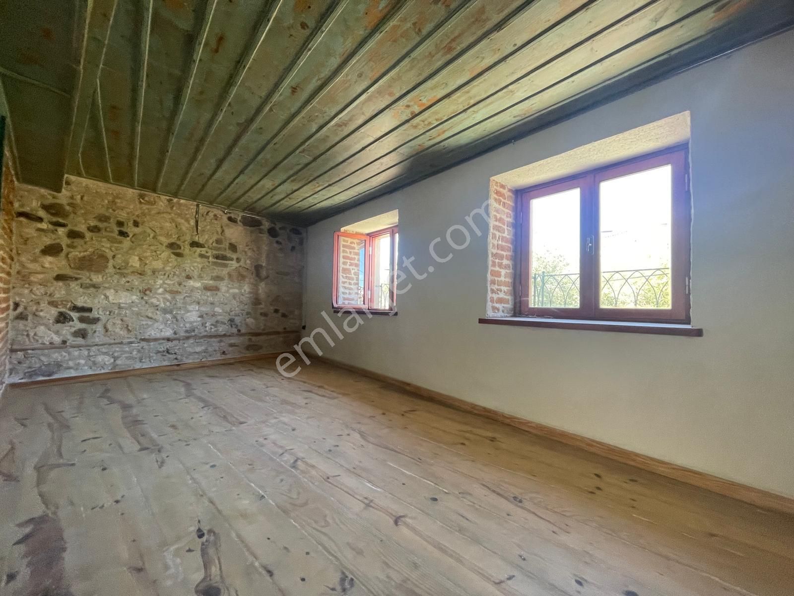 Ayvalık Merkez'de Restorasyonlu Avlulu 3 Katlı 4+1 Taş Rum Evi - Görsel 4