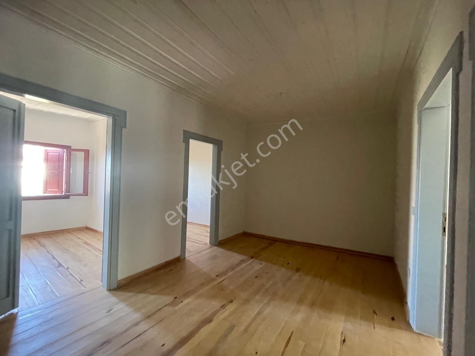 Ayvalık Merkez'de Restorasyonlu Avlulu 3 Katlı 4+1 Taş Rum Evi - Görsel 30