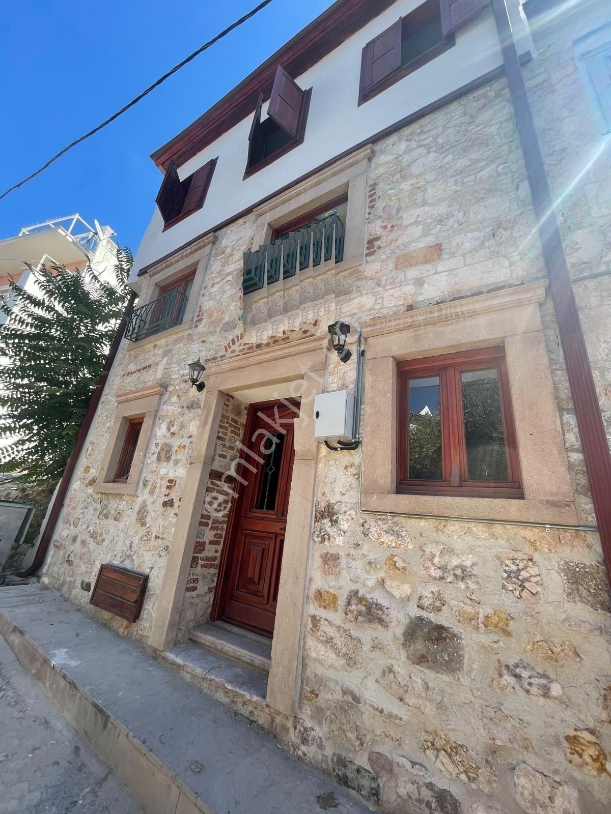 Ayvalık Merkez'de Restorasyonlu Avlulu 3 Katlı 4+1 Taş Rum Evi