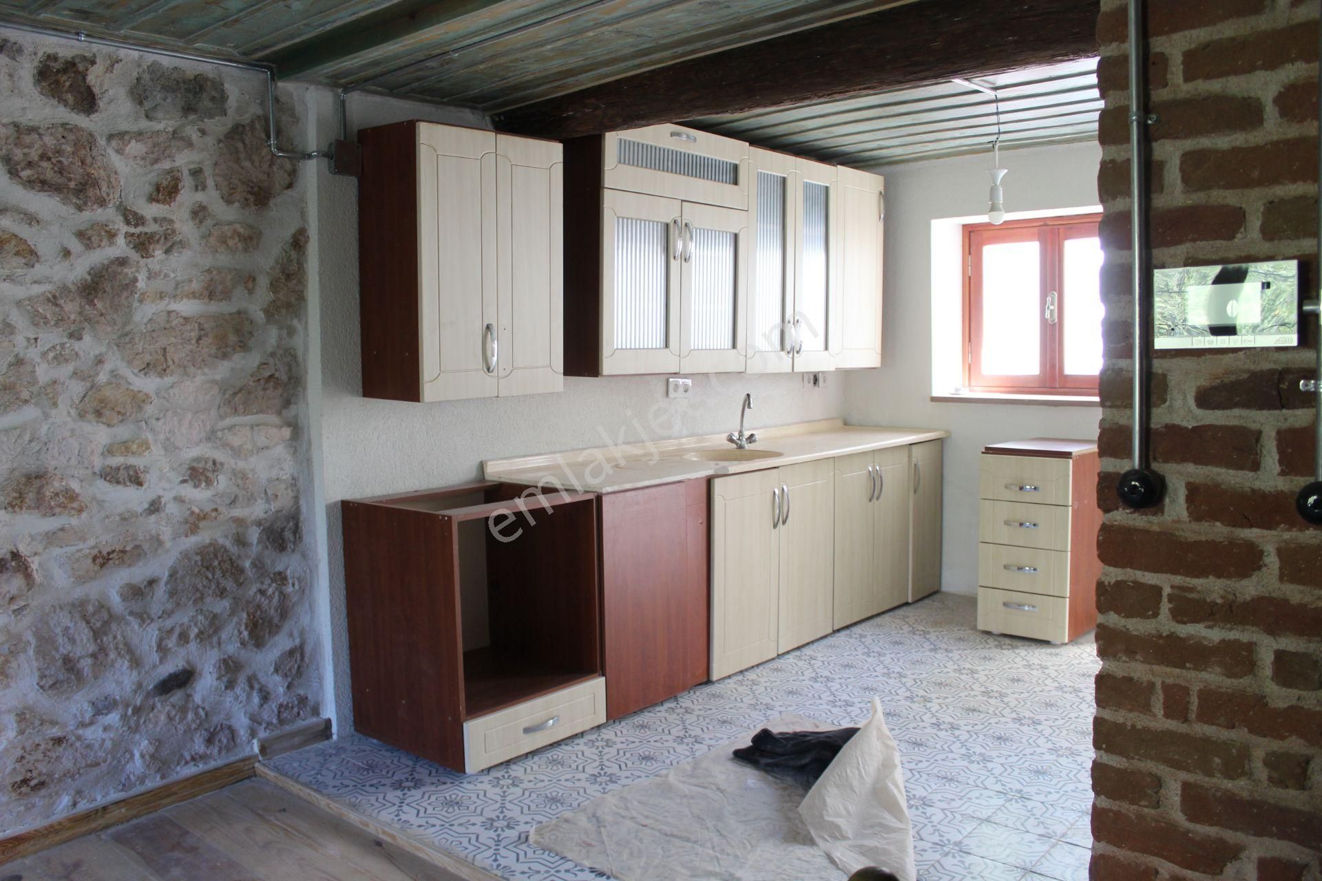 Ayvalık Merkez'de Restorasyonlu Avlulu 3 Katlı 4+1 Taş Rum Evi - Görsel 10