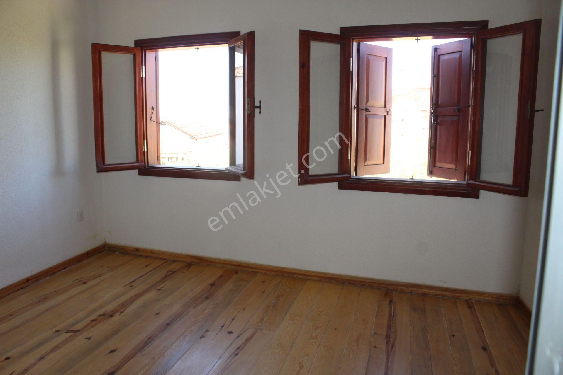 Ayvalık Merkez'de Restorasyonlu Avlulu 3 Katlı 4+1 Taş Rum Evi - Görsel 35